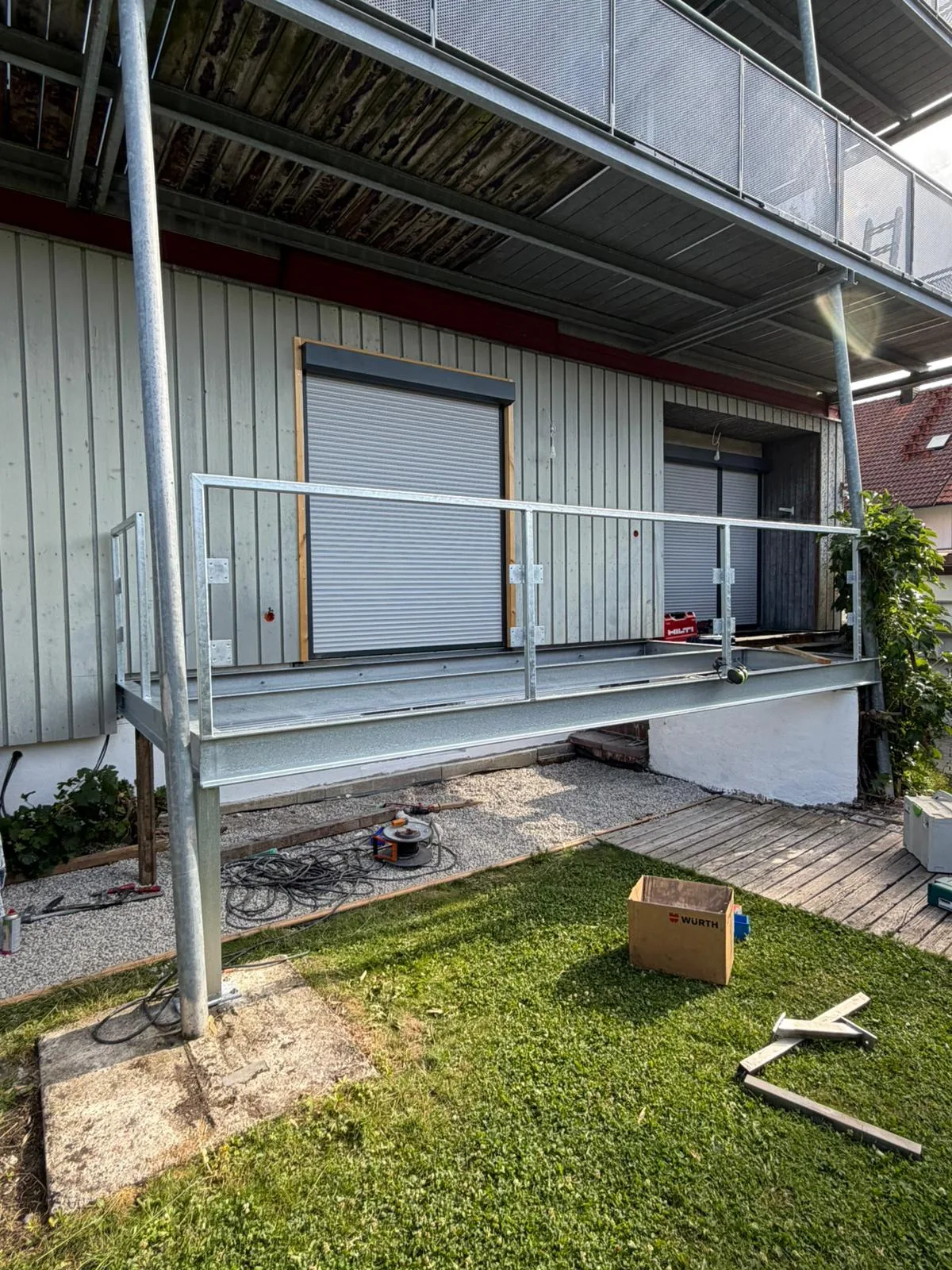 Umbau Balkon Terrassenanbau Stahlkonstruktion mit Holzbelag Bild 3