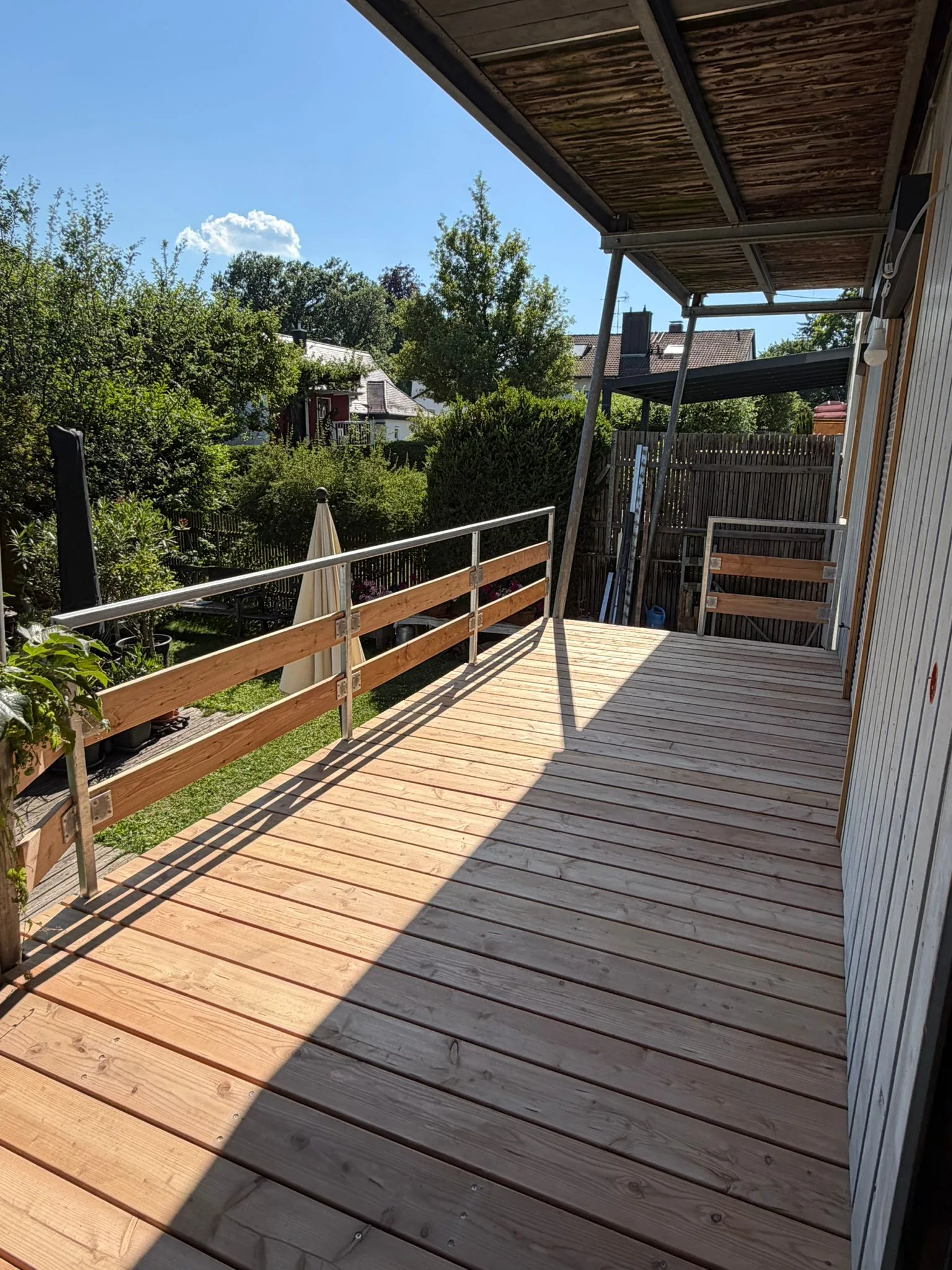 Umbau Balkon Terrassenanbau Stahlkonstruktion mit Holzbelag Bild 5