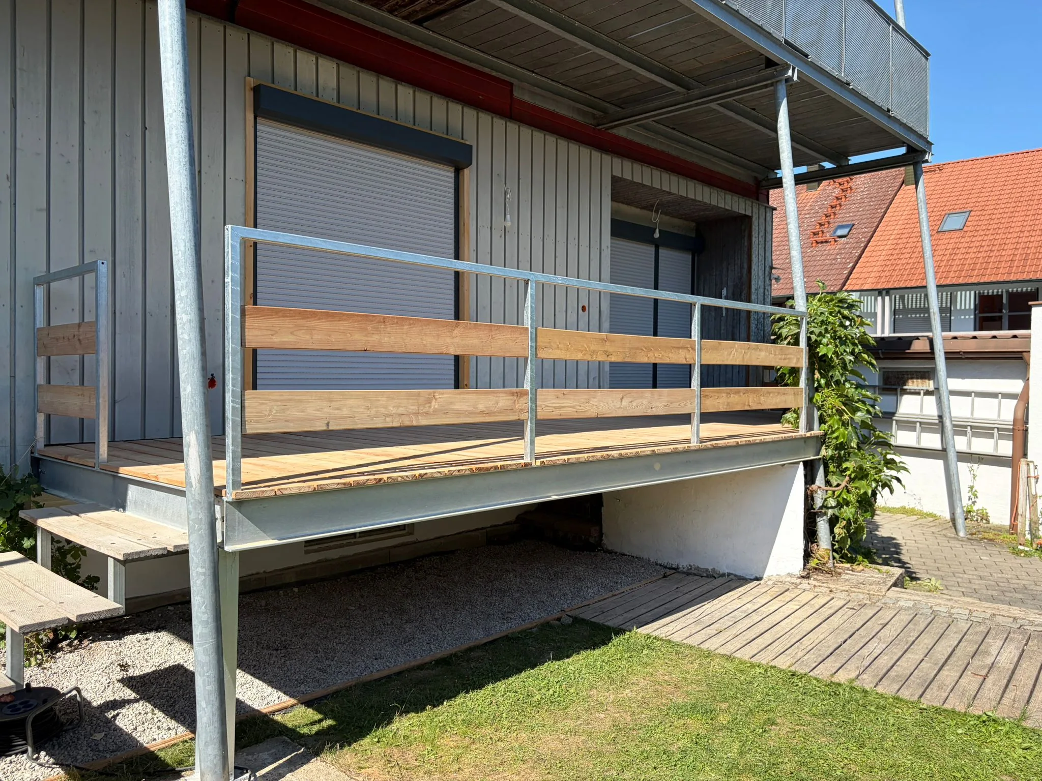 Umbau Balkon Terrassenanbau Stahlkonstruktion mit Holzbelag Bild 6