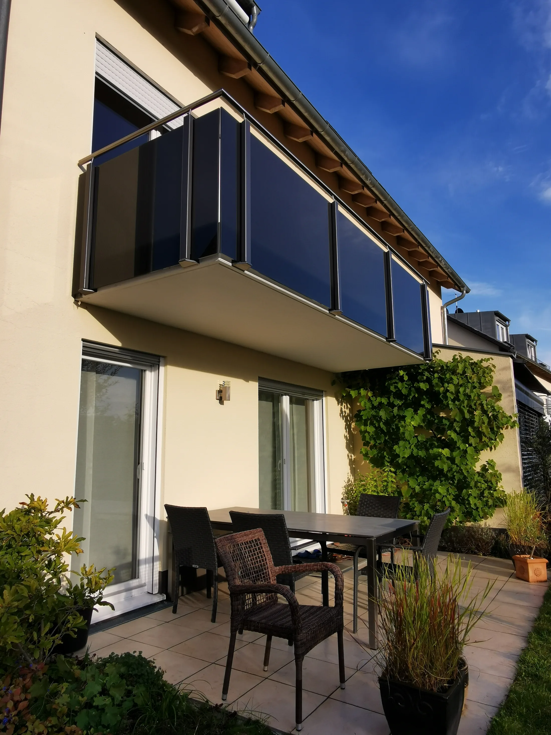 Balkon Geländer Stahl Pulverbeschichtet mit Glas in grau – Geländer Referenz