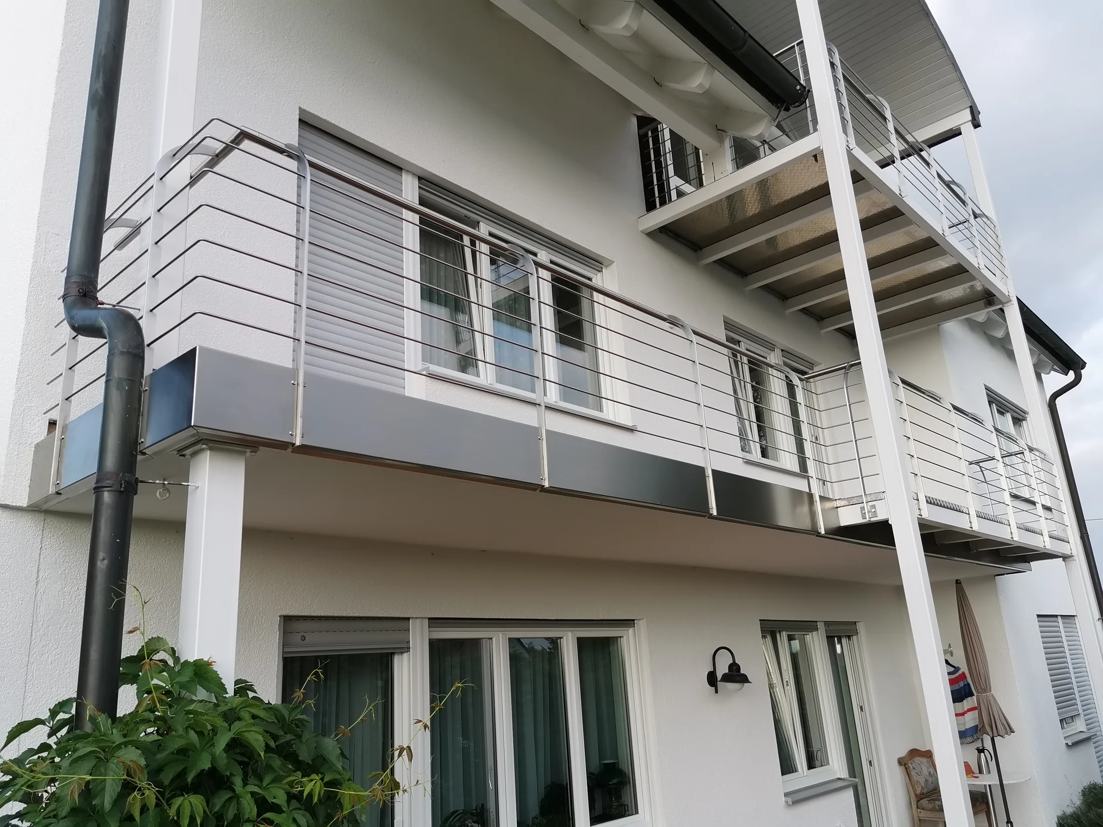 Balkongeländer aus Edelstahl Pfosten nach Innen gebogen Balkon Flächen erweiterung Bild 2