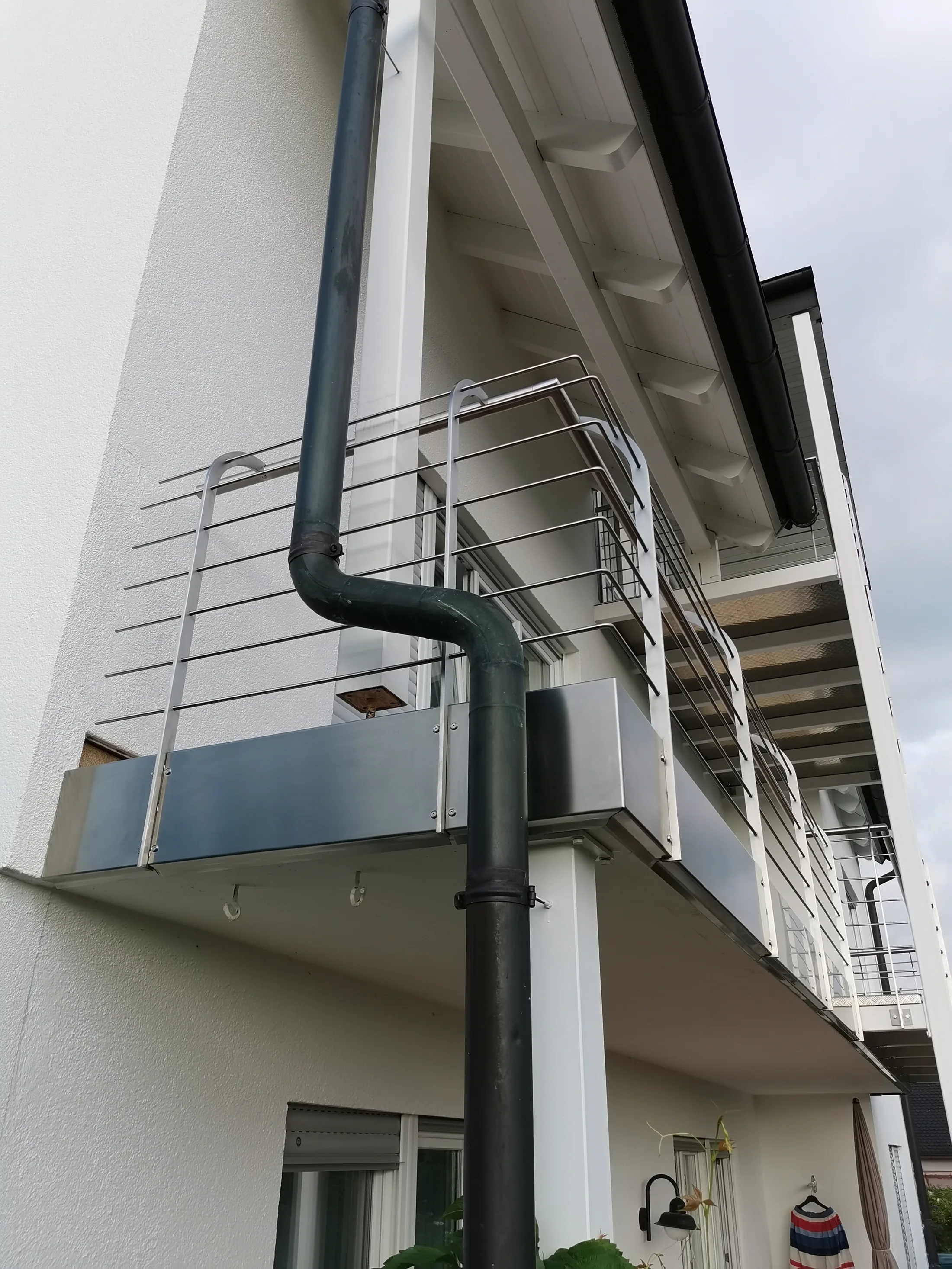 Balkongeländer aus Edelstahl Pfosten nach Innen gebogen Balkon Flächen erweiterung Bild 3