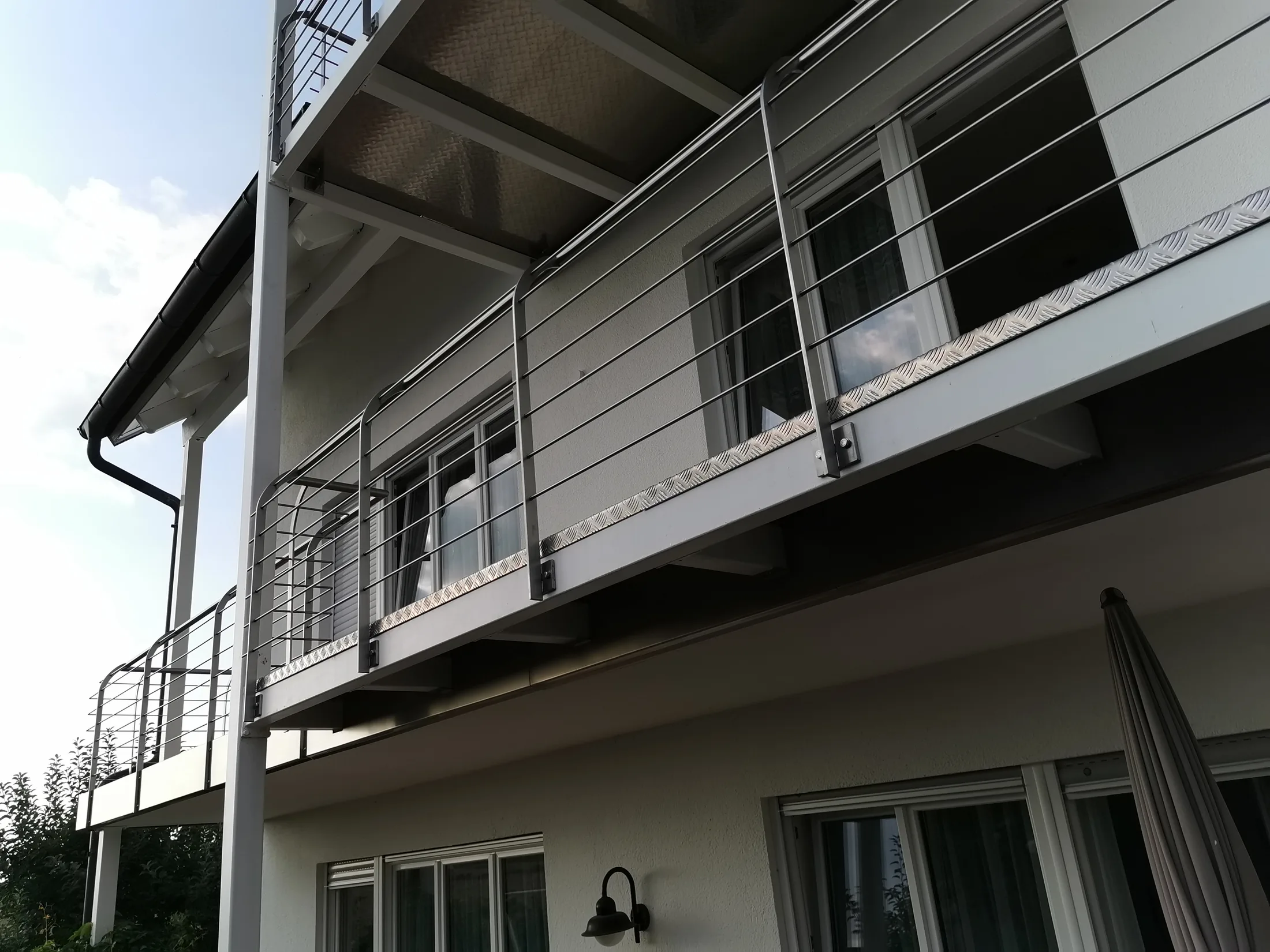 Balkongeländer aus Edelstahl Pfosten nach Innen gebogen Balkon Flächen erweiterung Bild 4