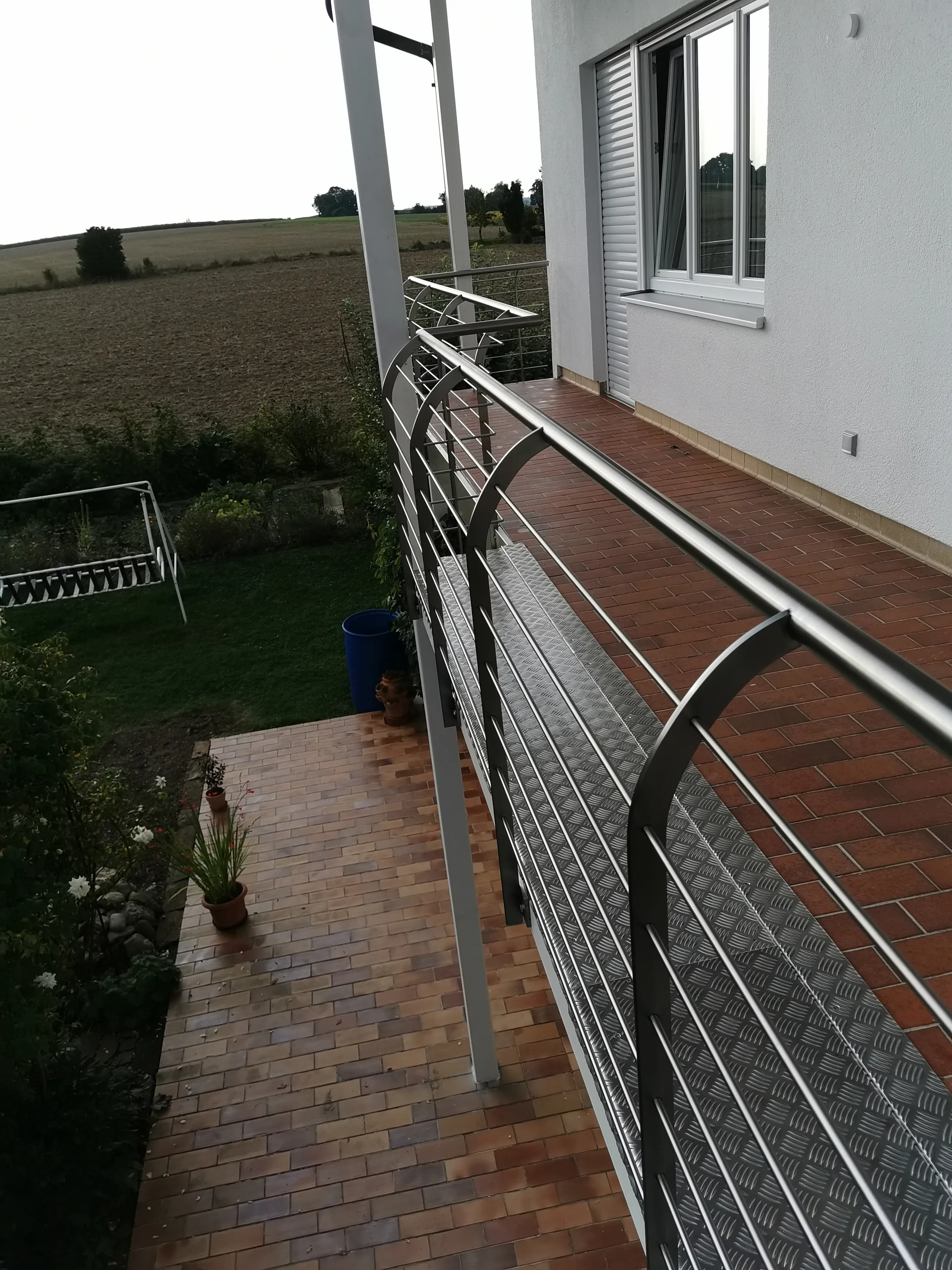 Balkongeländer aus Edelstahl Pfosten nach Innen gebogen Balkon Flächen erweiterung Bild 5