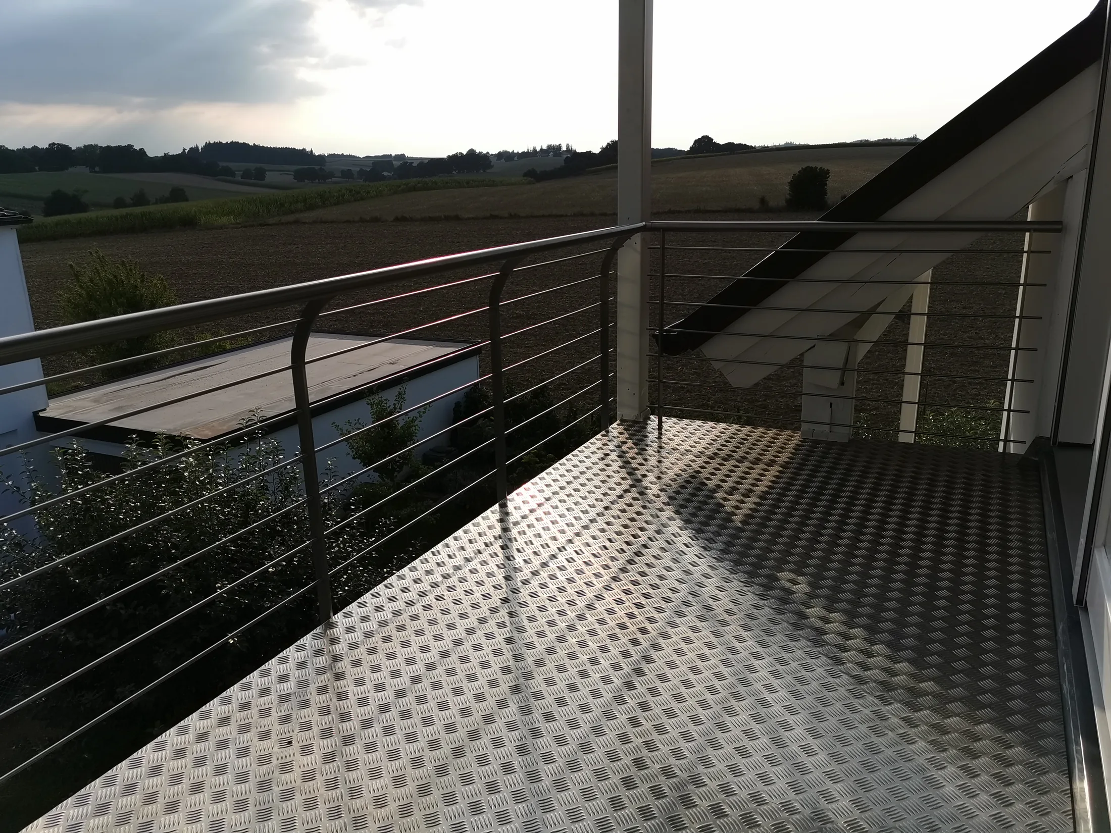 Balkongeländer aus Edelstahl Pfosten nach Innen gebogen Balkon Flächen erweiterung Bild 6