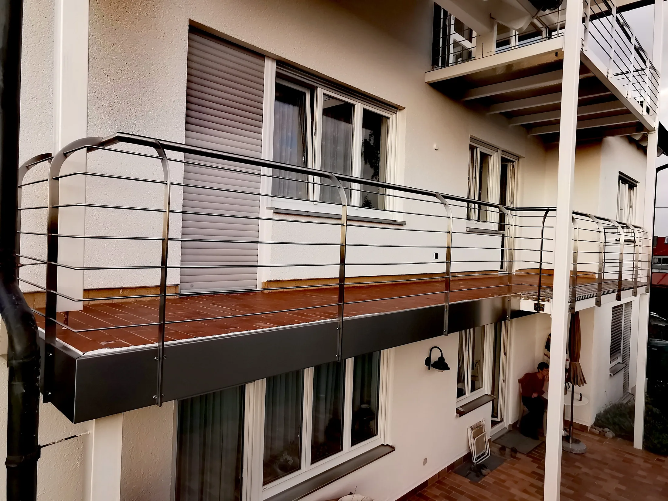 Balkongeländer aus Edelstahl Pfosten nach Innen gebogen Balkon Flächen erweiterung – Geländer Referenz