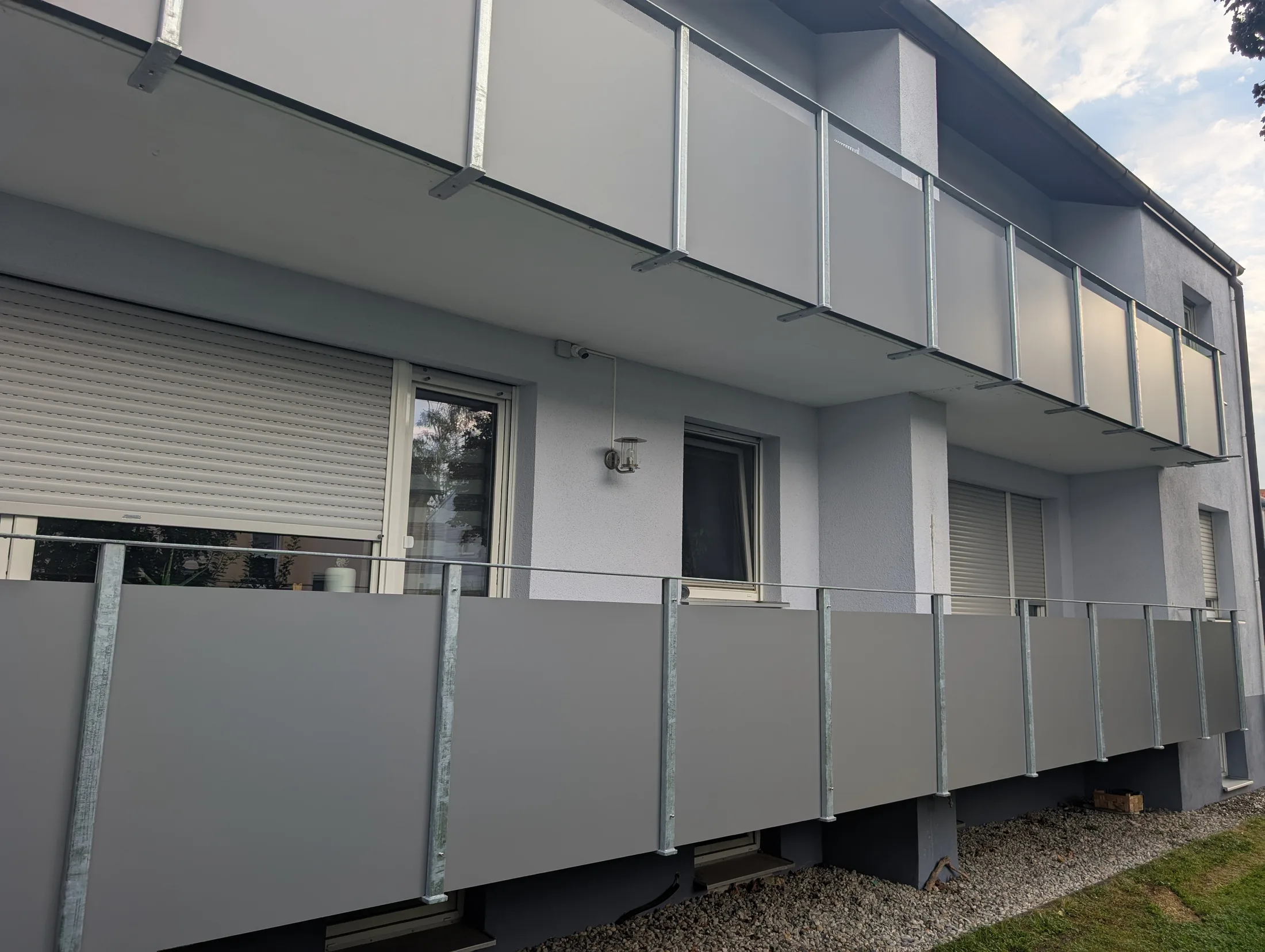 Balkongeländer Demontage und Montage neues Geländer Feuerverzinkt mit Trespa Platten als Füllung Bild 2