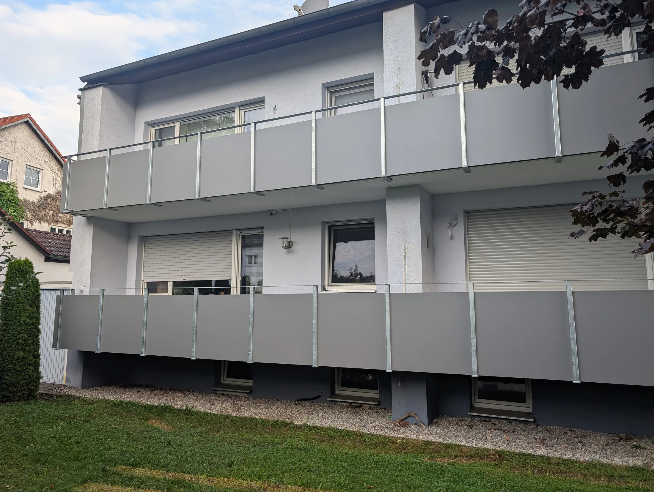 Balkongeländer Demontage und Montage neues Geländer Feuerverzinkt mit Trespa Platten als Füllung – Geländer Referenz
