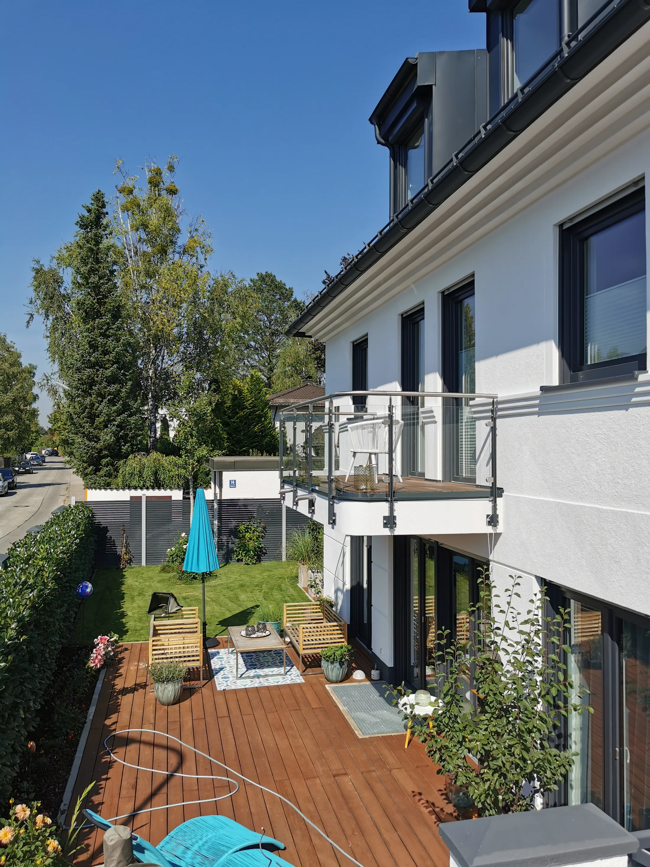 Balkongeländer mit Glasfüllung und gebogenen Glas Scheiben Bild 2