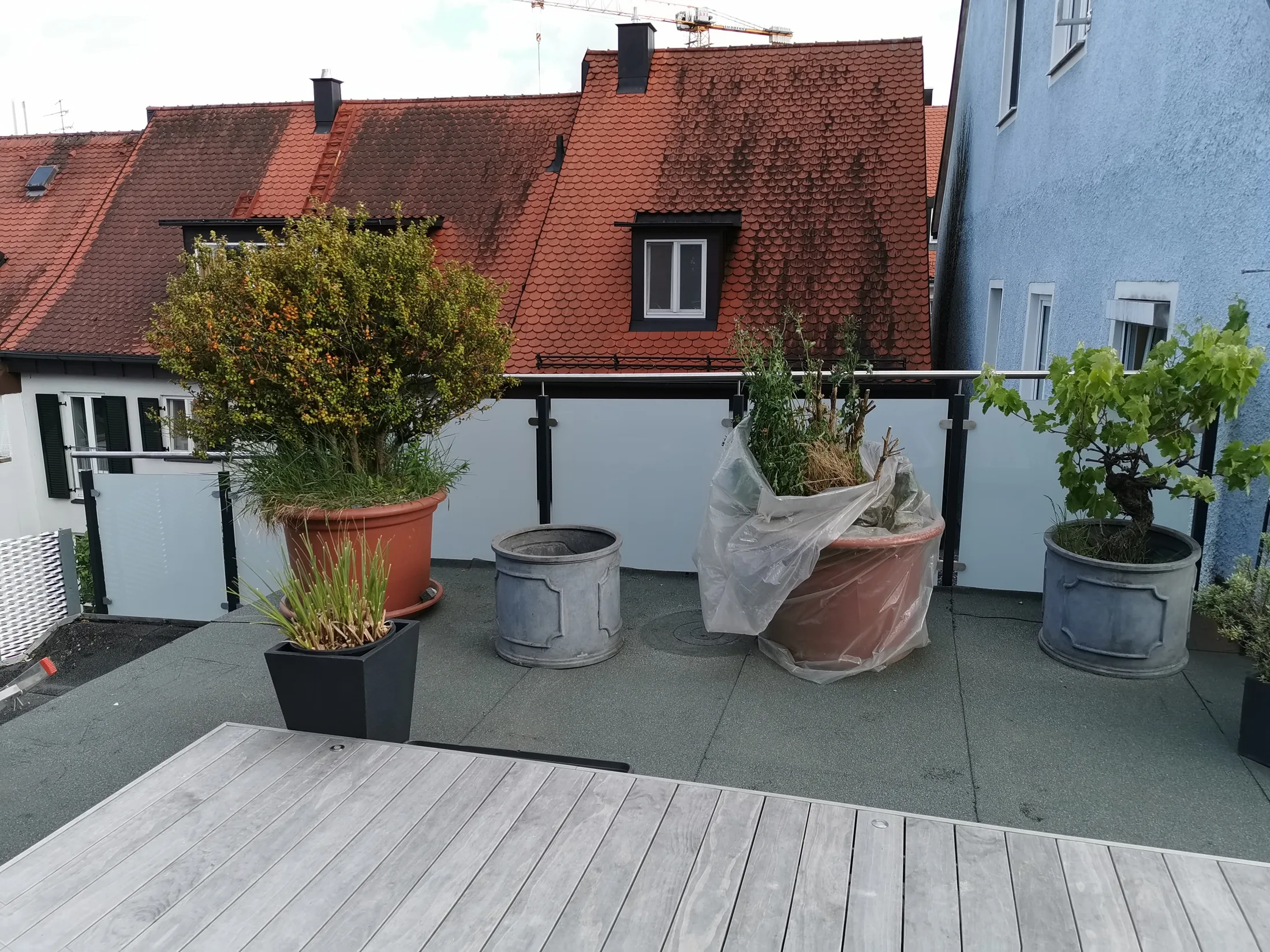 Dachterrassen Absturzsicherung mit Sichtschutz Milchglas pulverbeschichtete Pfosten und Edelstahl Handlauf – Geländer Referenz
