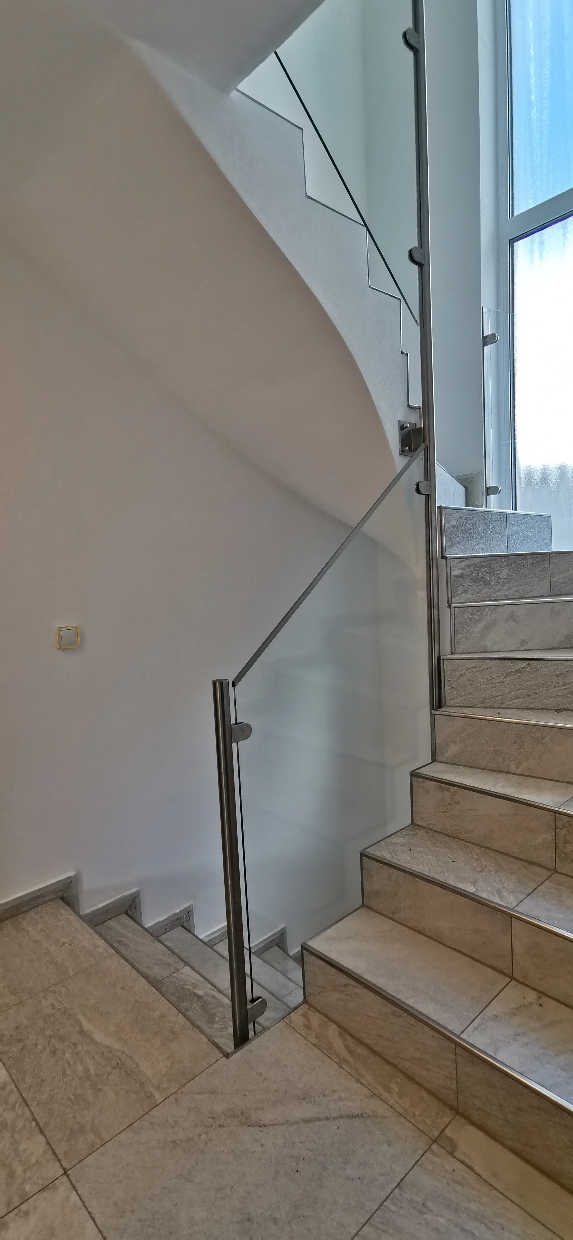 Treppenhaus-Glasgeländer für schmales Treppenauge – Geländer Referenz