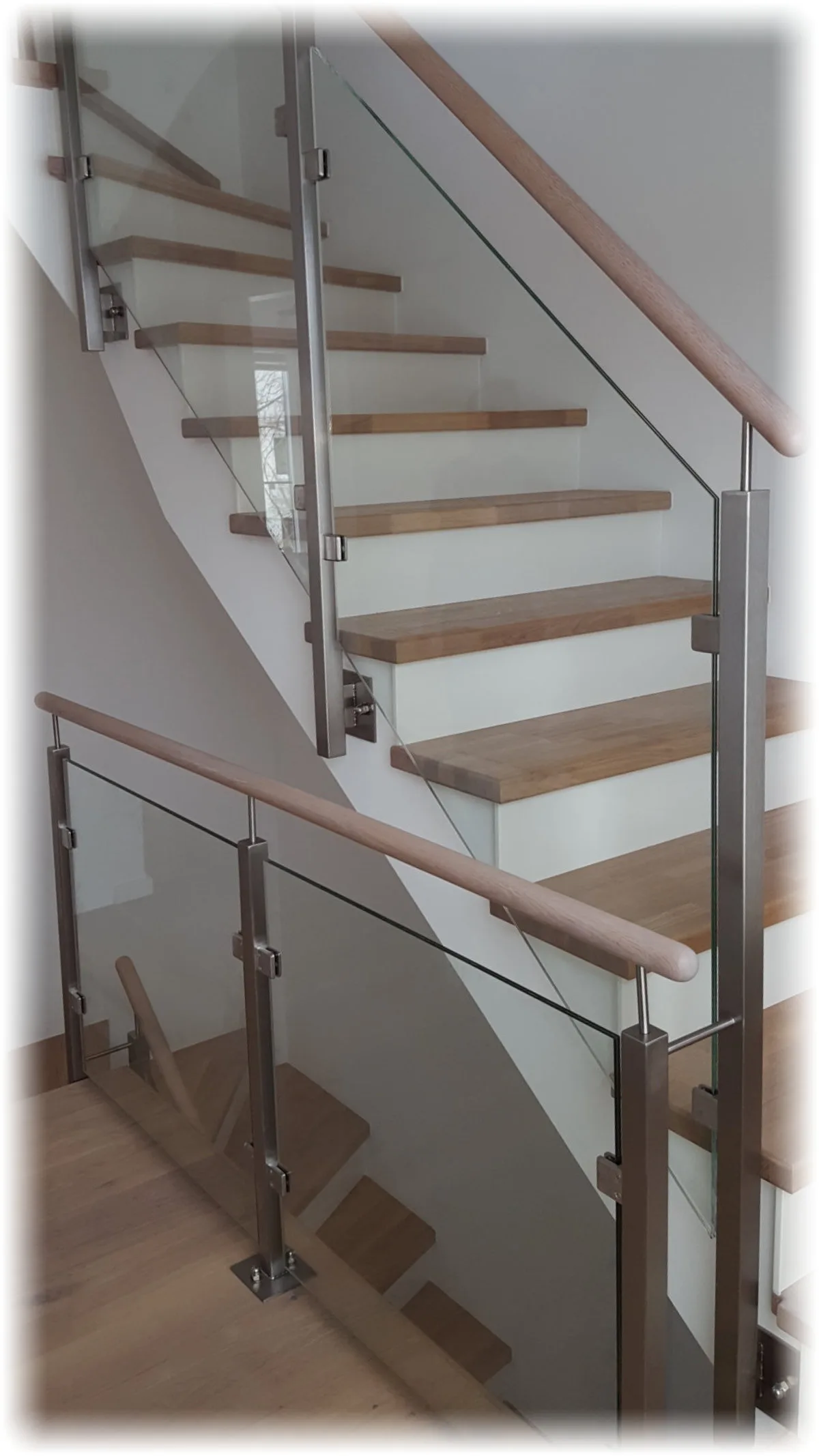 Treppengeländer aus Edelstahl, Glas und Holzhandlauf Bild 2