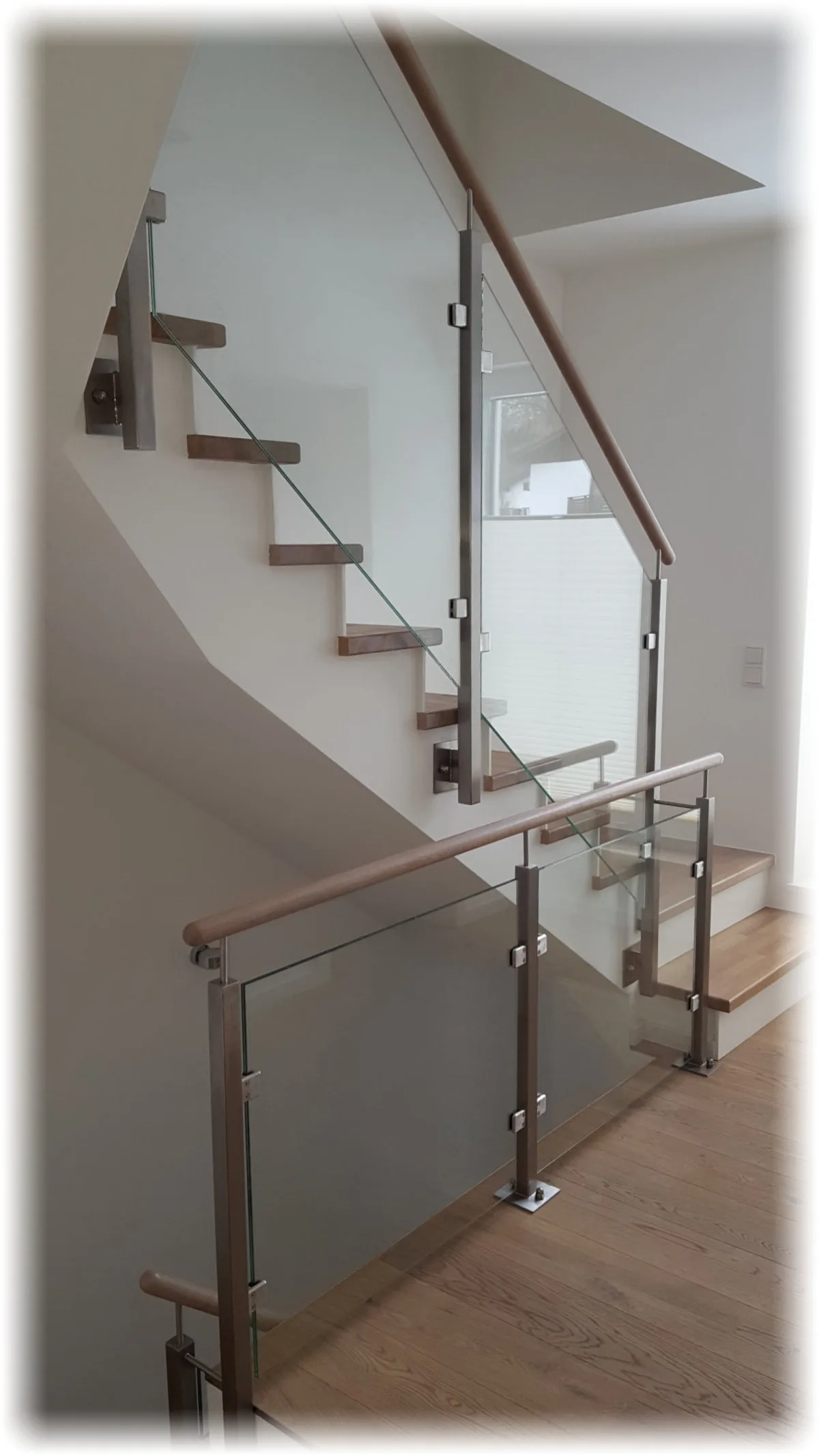 Treppengeländer aus Edelstahl, Glas und Holzhandlauf – Geländer Referenz