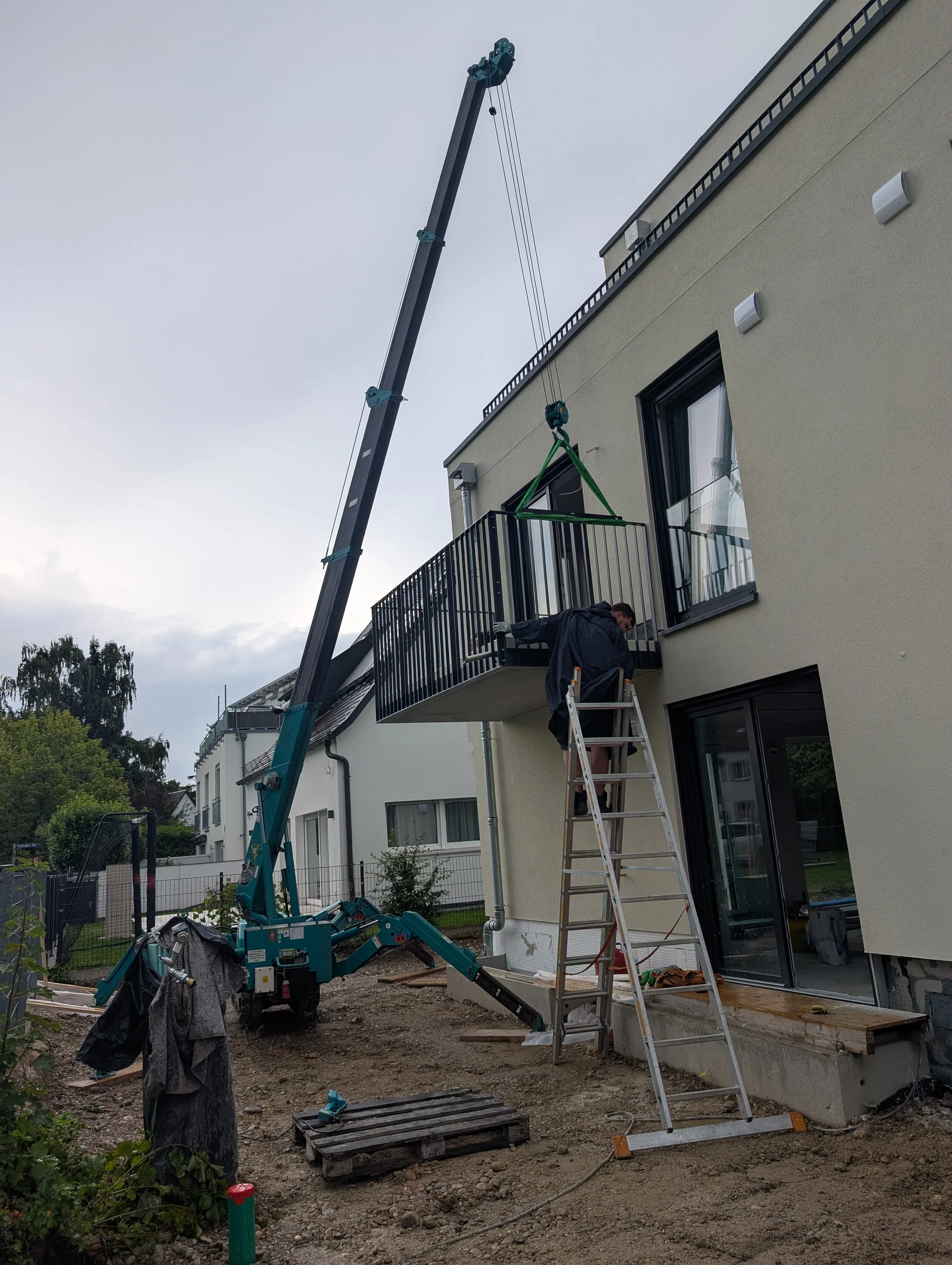 Montage Balkongeländer mit Kran und Dachterrassen Geländer Bild 3