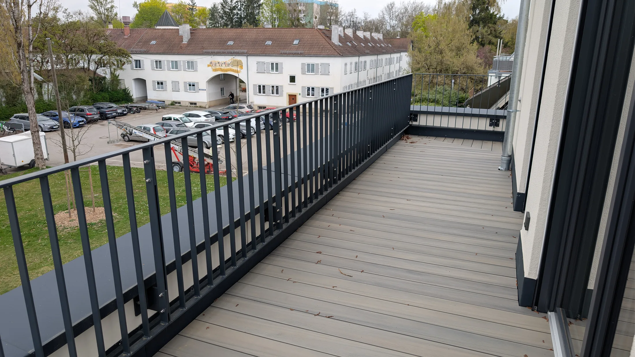 Montage Balkongeländer mit Kran und Dachterrassen Geländer Bild 4