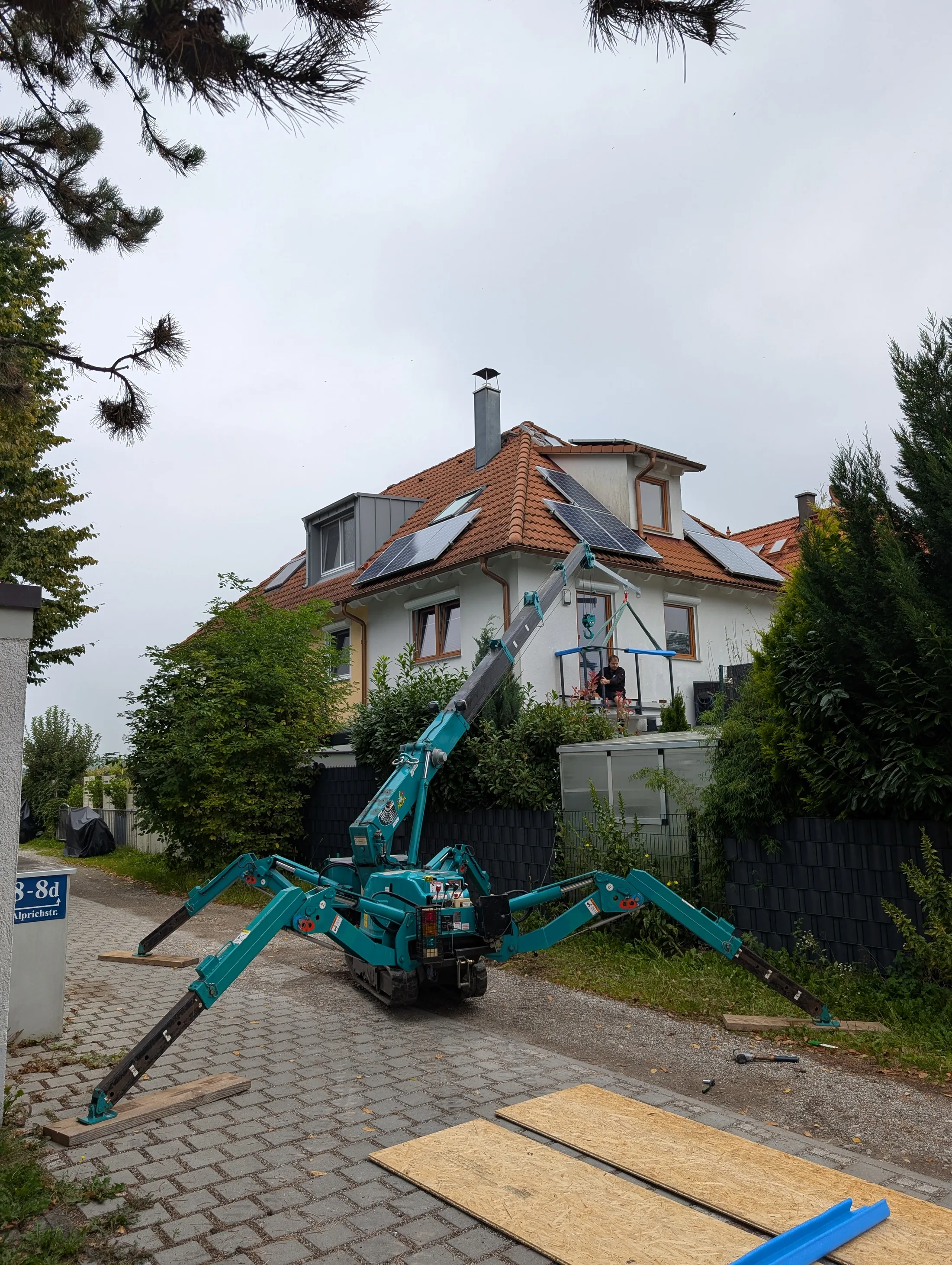 Montage Balkongeländer Stahl Pulverbeschichtet mit Trespa Platten Bild 2