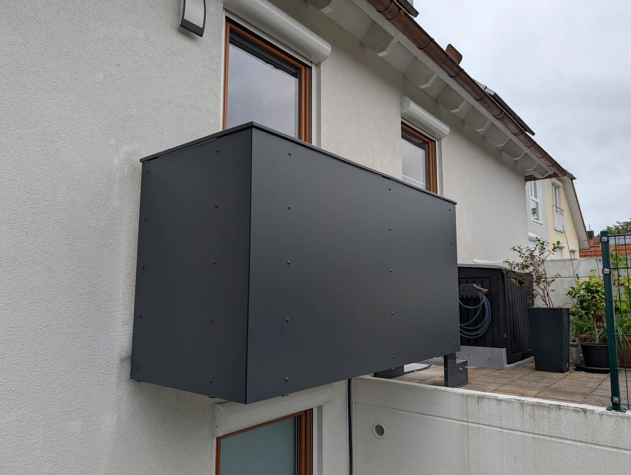 Montage Balkongeländer Stahl Pulverbeschichtet mit Trespa Platten – Geländer Referenz