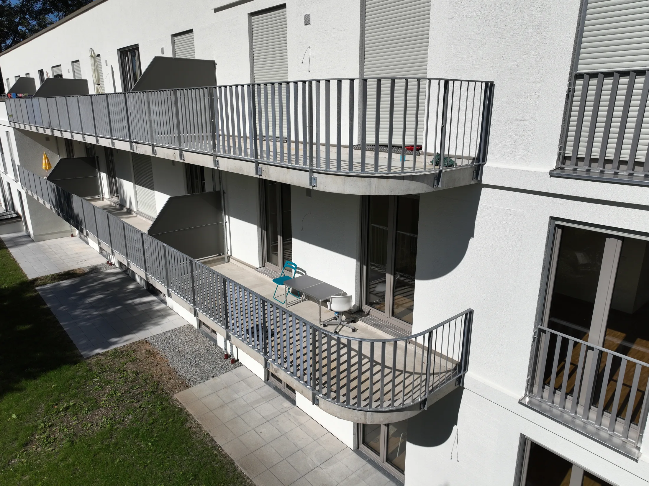 Neubau Balkongeländer und Fenster Absturzsicherungen Füllstäbe gedreht Bild 2