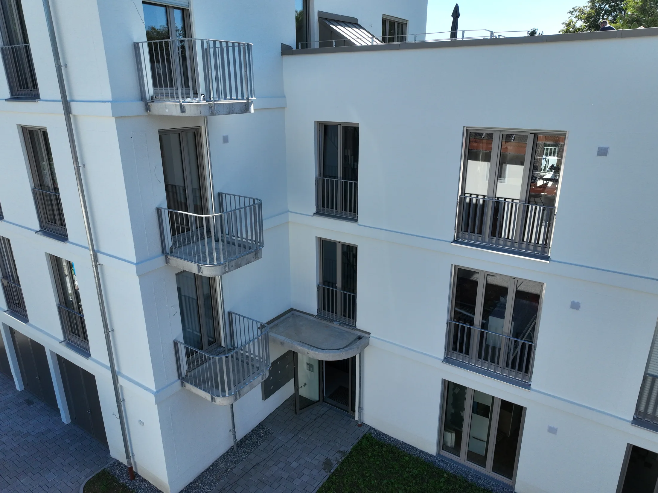 Neubau Balkongeländer und Fenster Absturzsicherungen Füllstäbe gedreht Bild 3