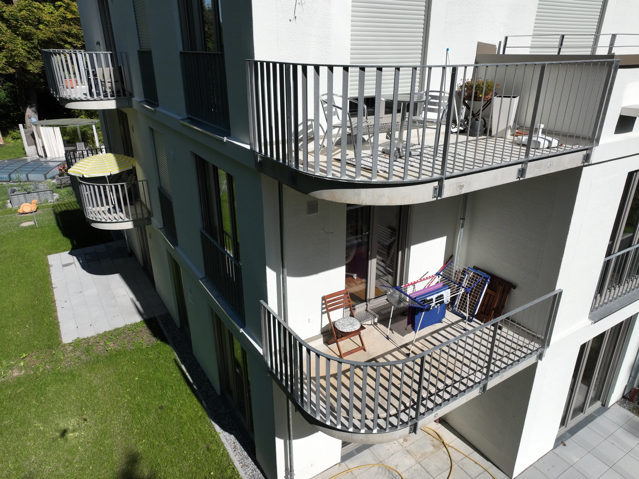 Neubau Balkongeländer und Fenster Absturzsicherungen Füllstäbe gedreht Bild 5