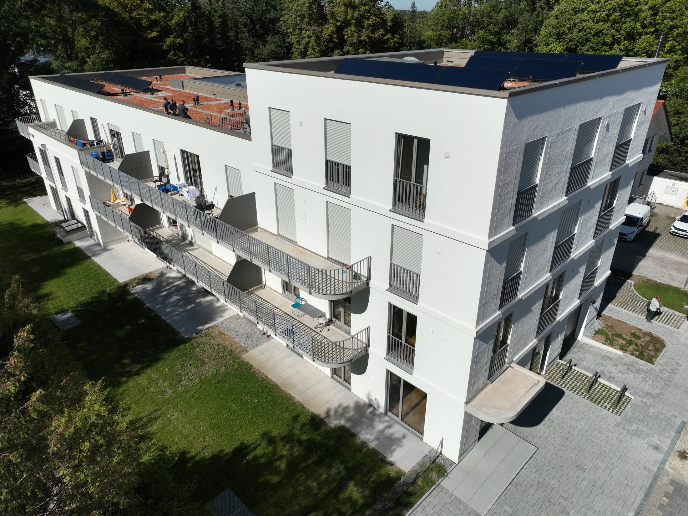 Neubau Balkongeländer und Fenster Absturzsicherungen Füllstäbe gedreht Bild 6