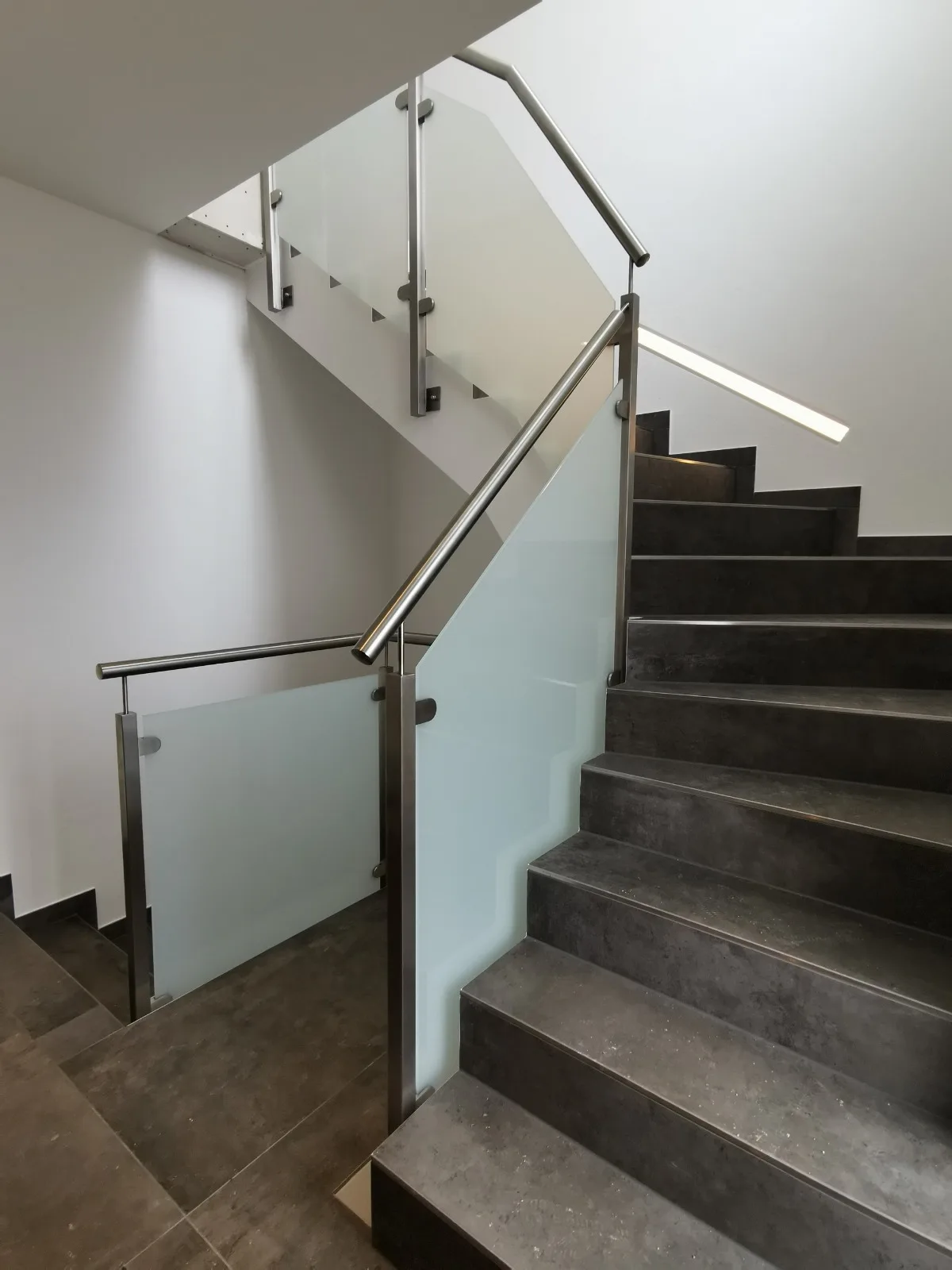 Treppengeländer Edelstahl Milchglas – Geländer Referenz