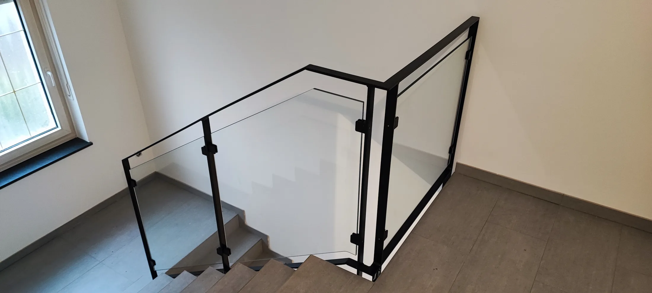 Treppengeländer Flachstahlrahmen pulverbeschichtet Glas klar modern Bild 2