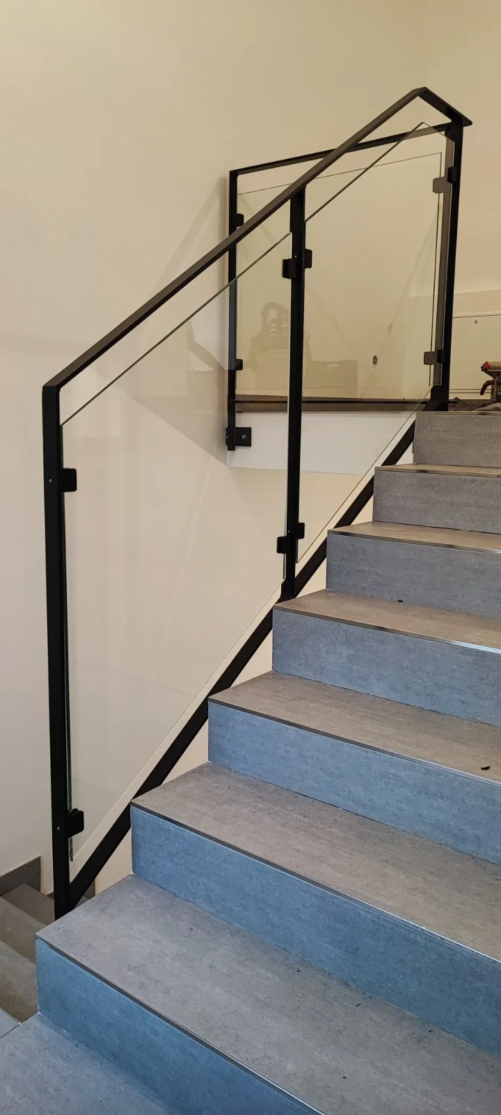 Treppengeländer Flachstahlrahmen pulverbeschichtet Glas klar modern Bild 4