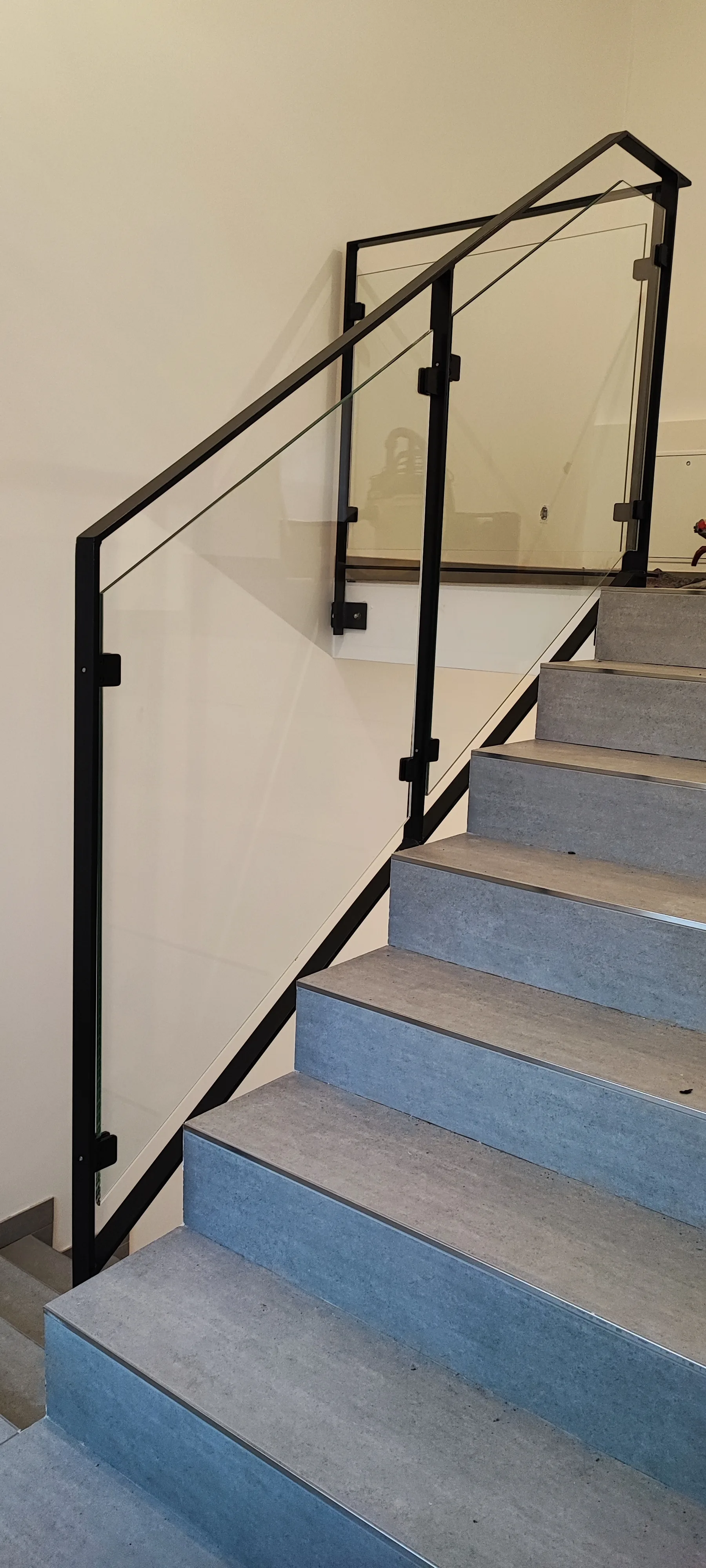 Treppengeländer Flachstahlrahmen pulverbeschichtet Glas klar modern – Geländer Referenz