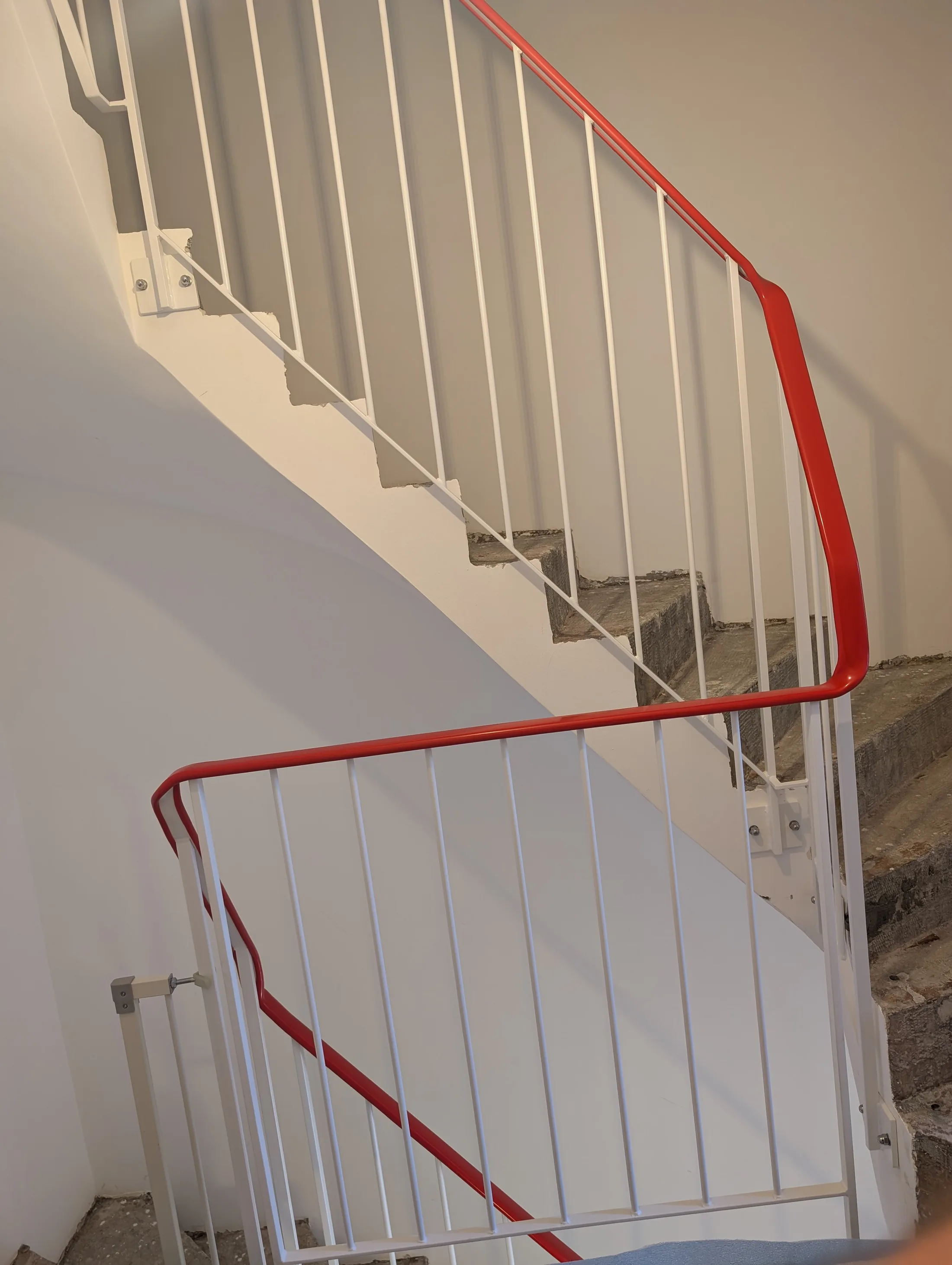 Treppengeländer Stahl Pulverbeschichtet mit PVC Handlauf durchgehend Bild 3