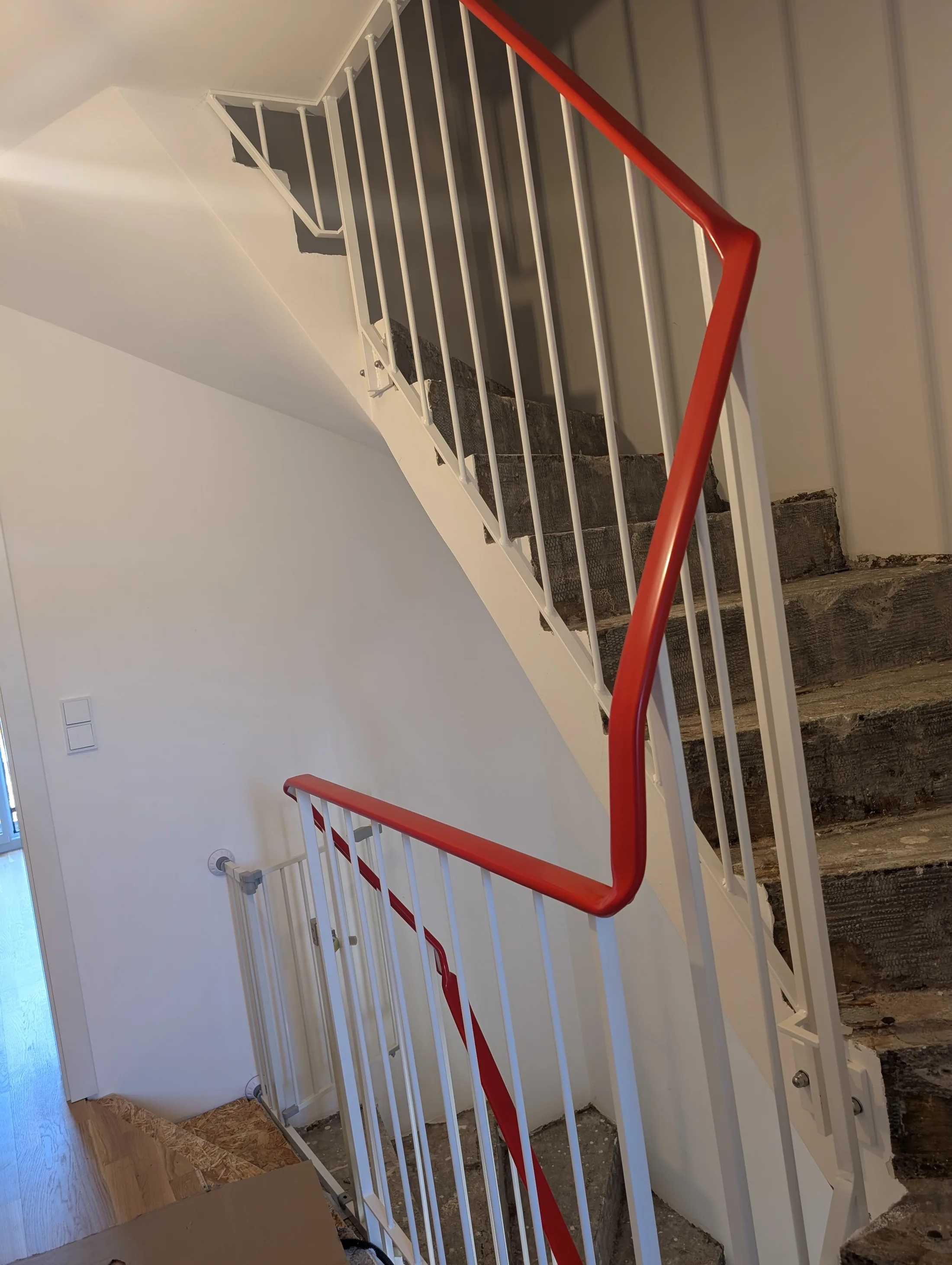 Treppengeländer Stahl Pulverbeschichtet mit PVC Handlauf durchgehend – Geländer Referenz