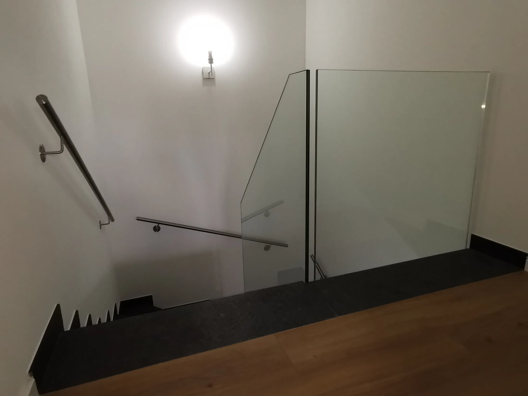 Treppenhaus Verglasung Absturzsicherung mit Punkthaltern Bild 2