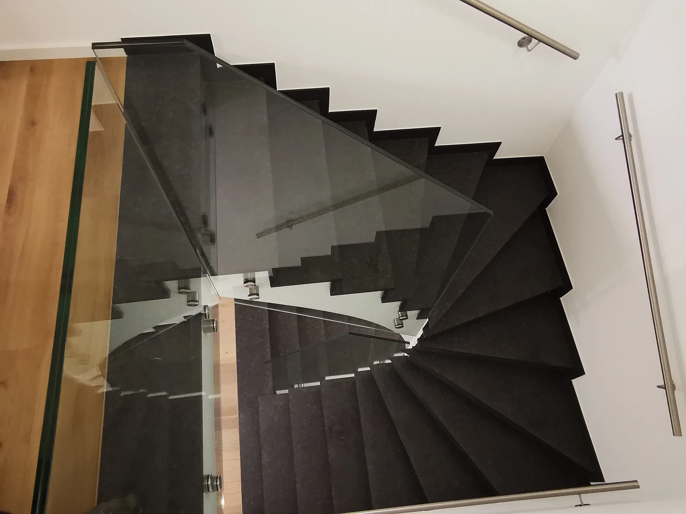 Treppenhaus Verglasung Absturzsicherung mit Punkthaltern Bild 3