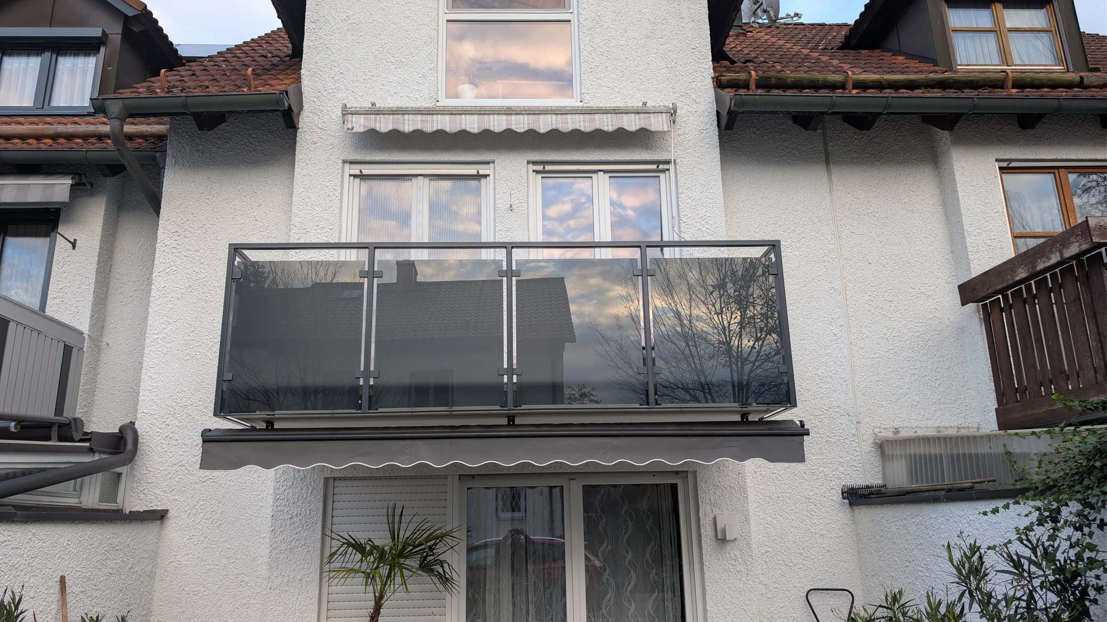 Balkongeländer als Rahmengeländer mit Glas Bild 4