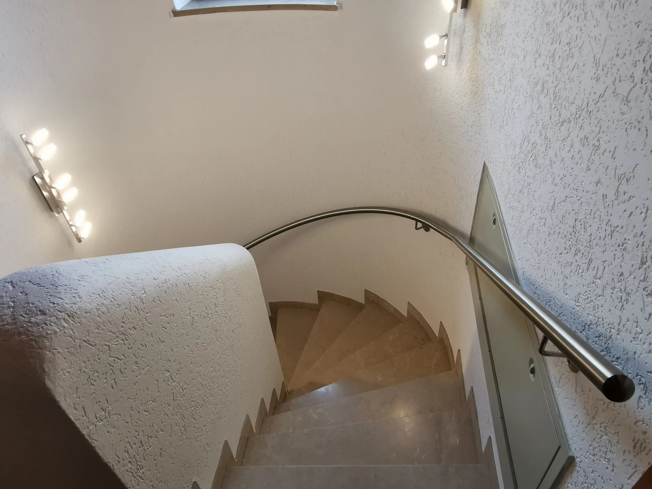 Gebogener Edelstahl-Handlauf im Treppenhaus Bild 2