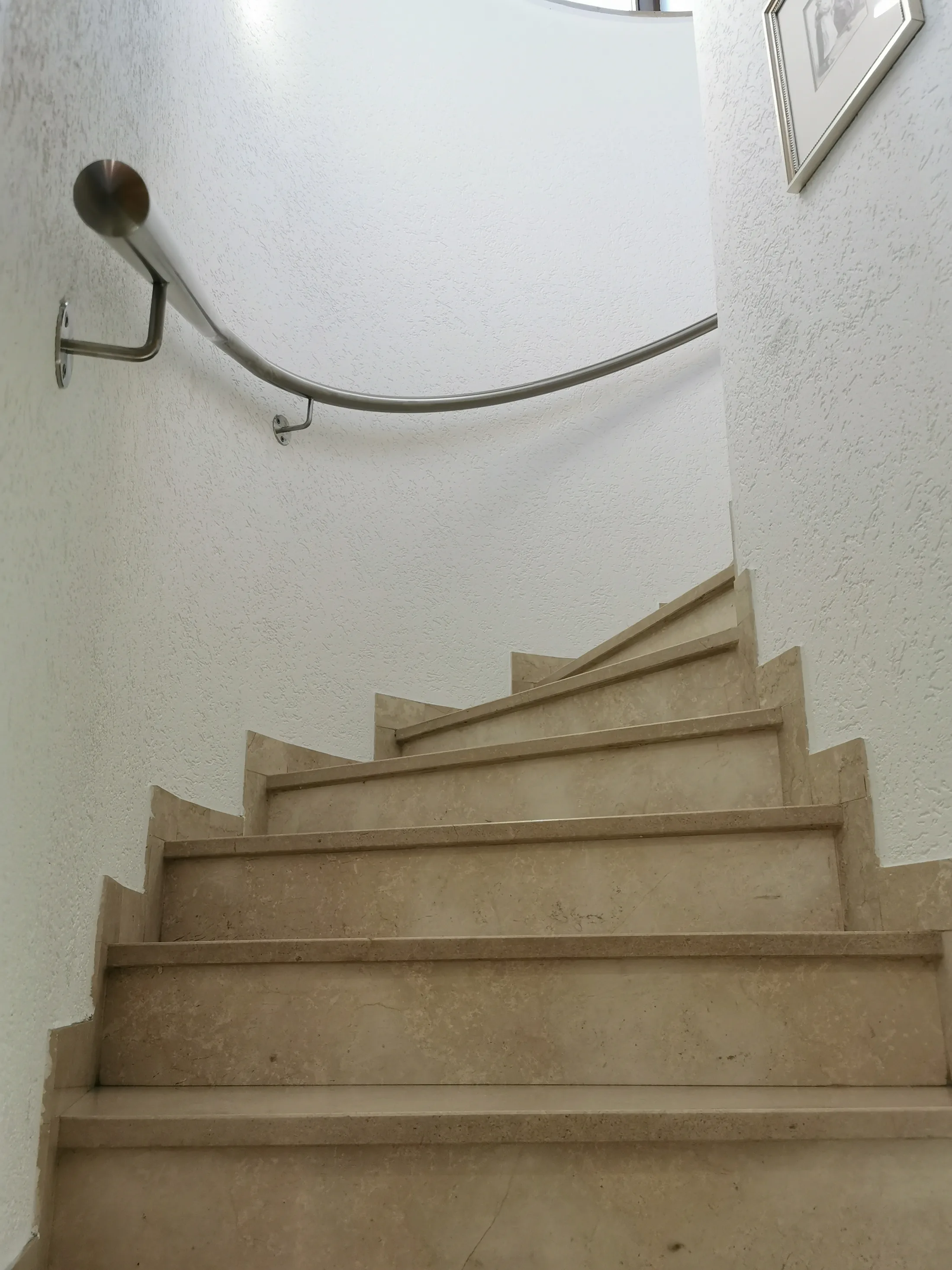 Gebogener Edelstahl-Handlauf im Treppenhaus Bild 3