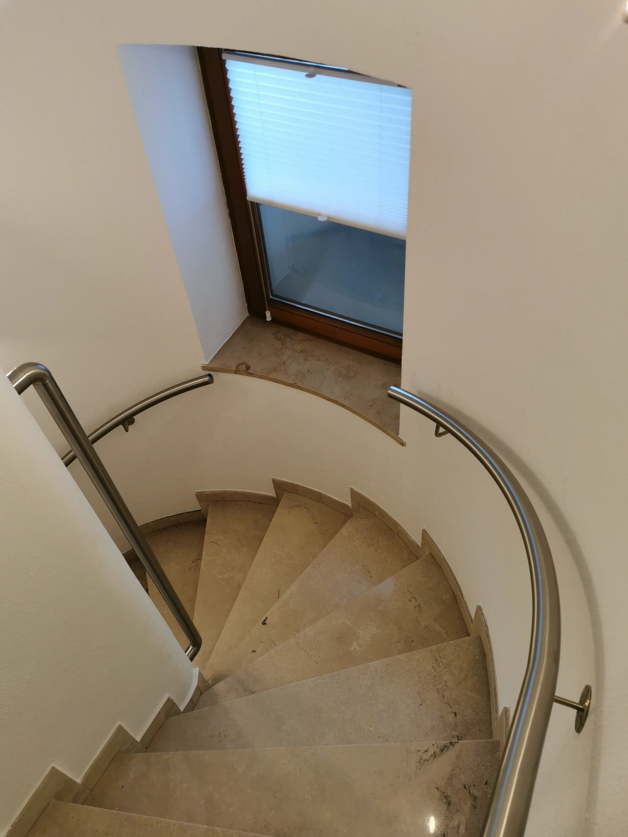 Gebogener Edelstahl-Handlauf im Treppenhaus – Handläufe Referenz