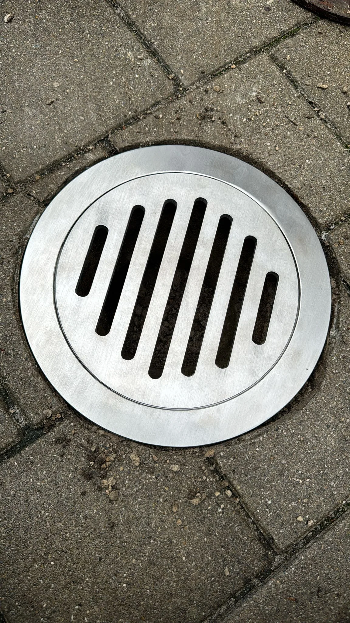 Edelstahl-Sonderlösung für Gullideckel – Reparaturen Referenz