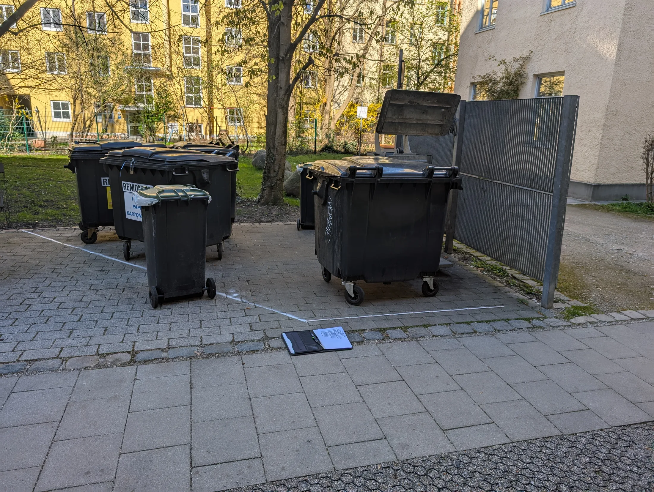 Mülltonnen-Einhausung aus Lochblech Bild 2