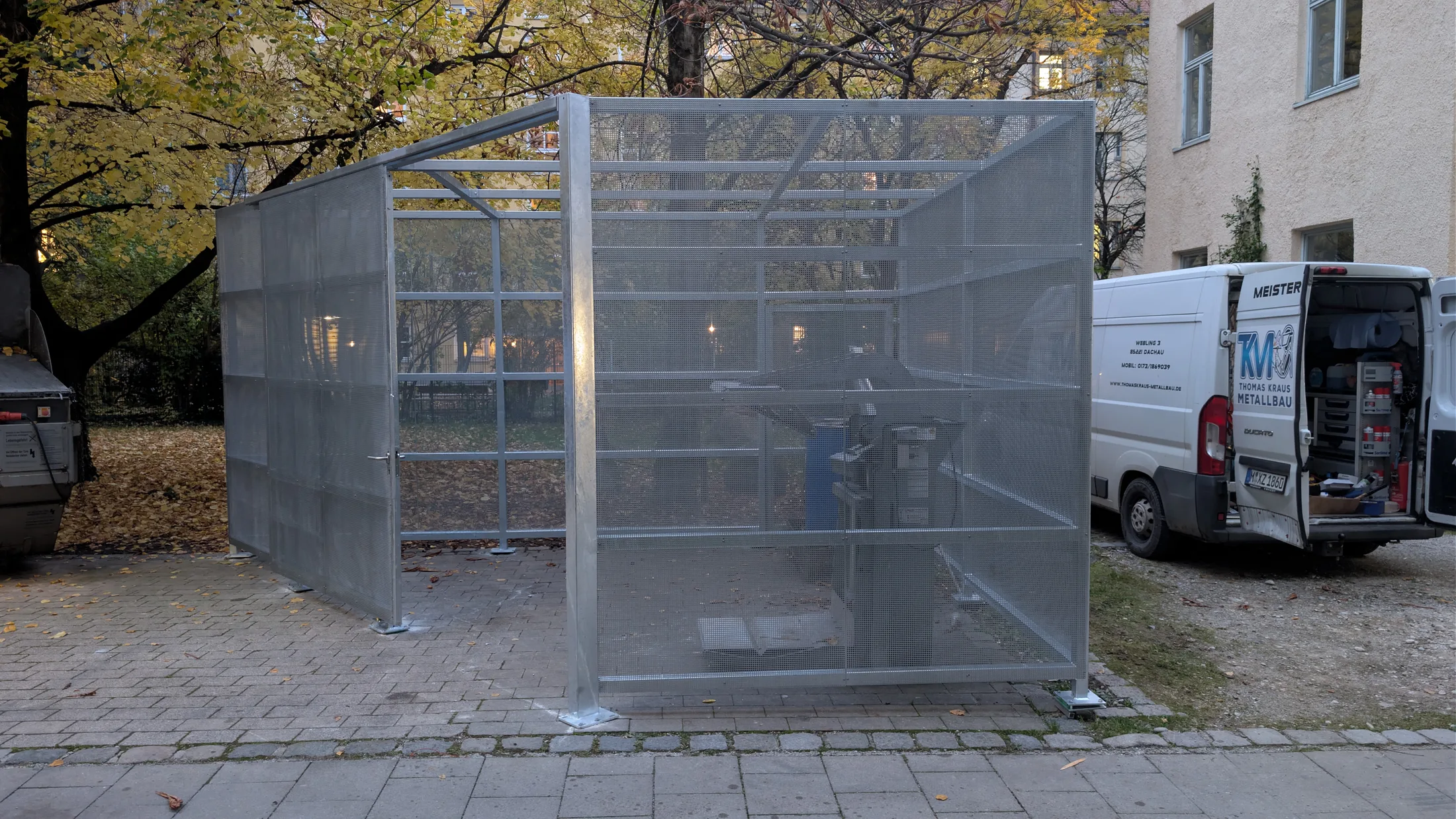 Mülltonnen-Einhausung aus Lochblech Bild 3