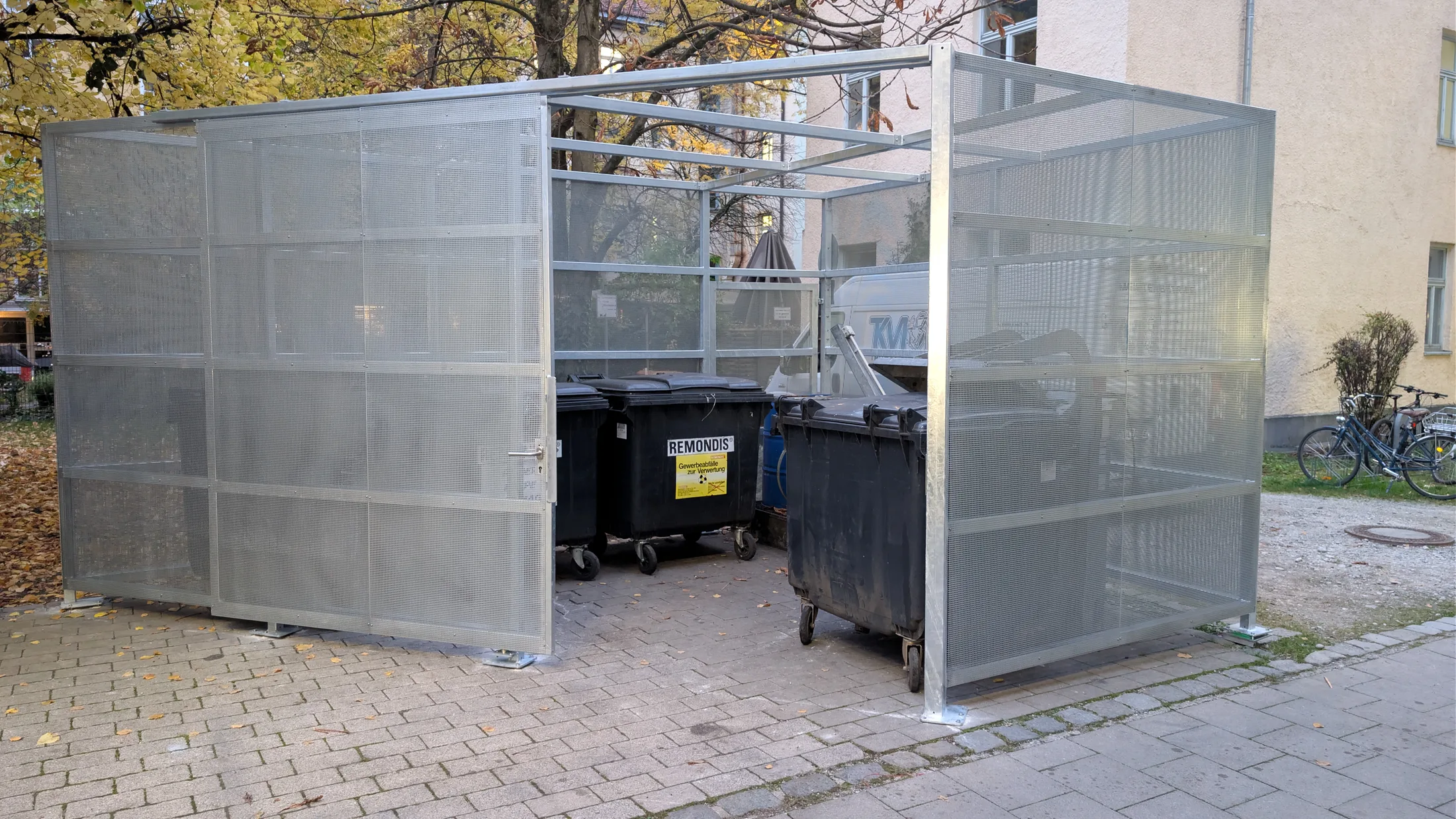 Mülltonnen-Einhausung aus Lochblech Bild 4