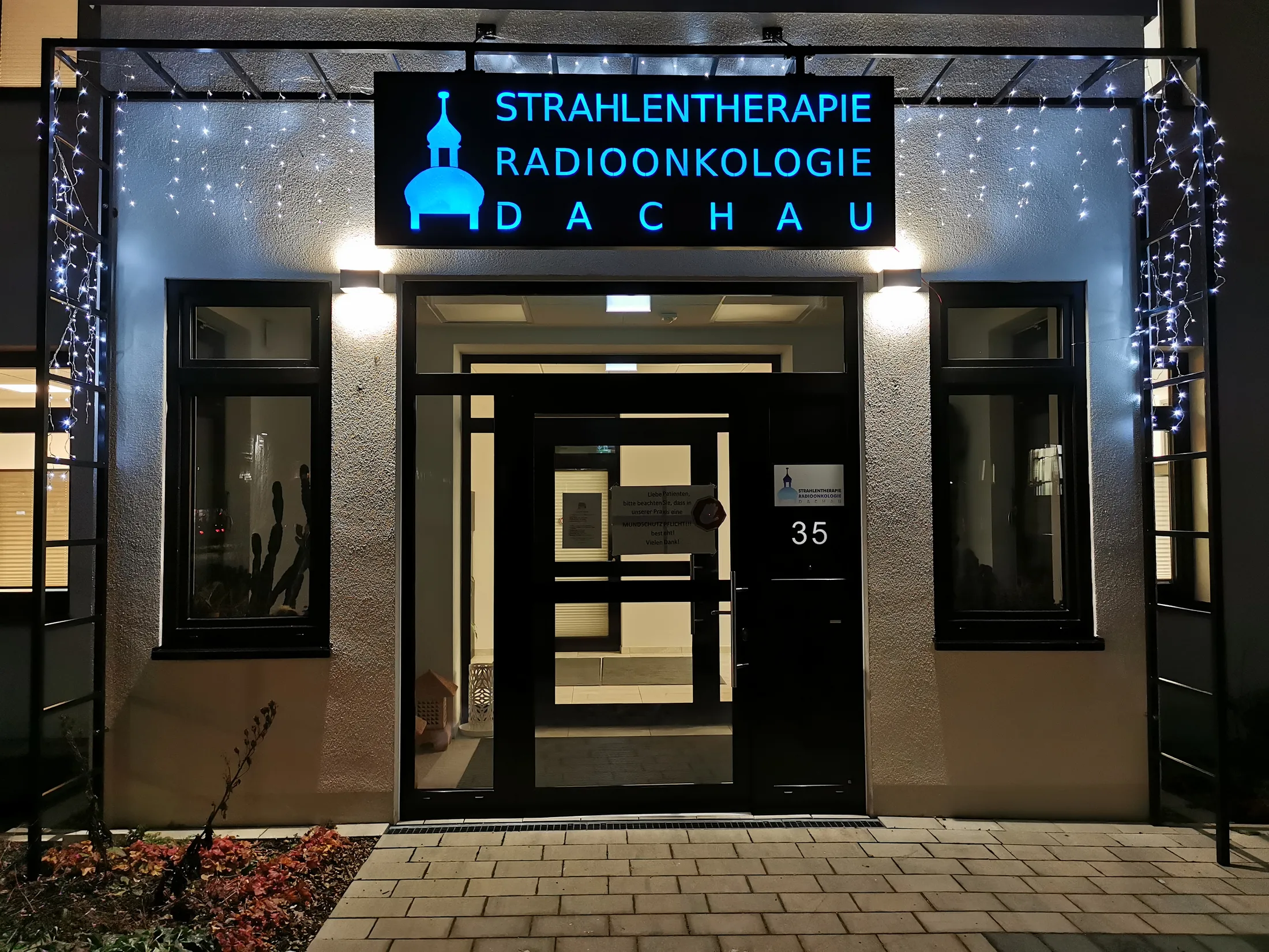 Rankgerüst Eingang mit indirekt Beleuchtete Beschilderung aus Edelstahl gelasert – Sonderkonstruktionen Referenz