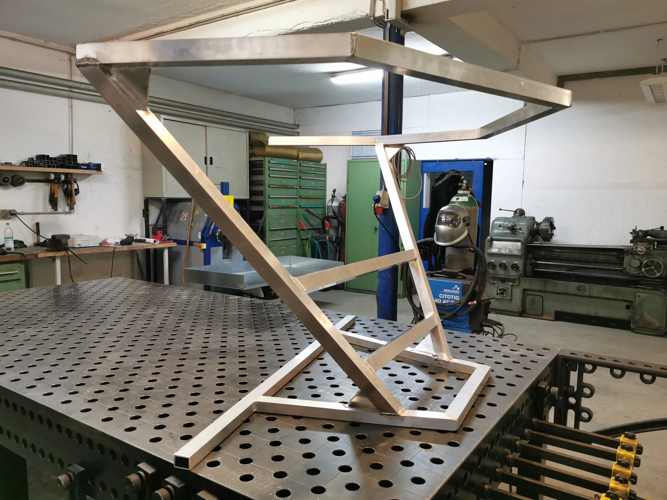 Unterkonstruktion für Nachrichten Pult aus Aluminium gefertigt Werkstatt – Sonderkonstruktionen Referenz