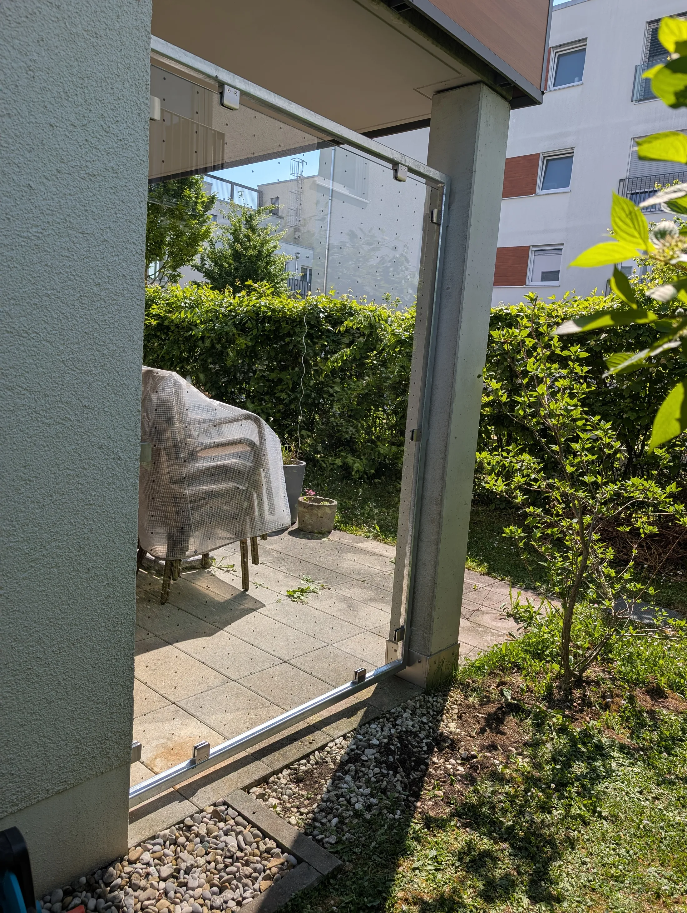 Trennwand Windschutz Feuerverzinkt Rahmen Glasfüllung mit Punkte als Vogelschutz Bild 3