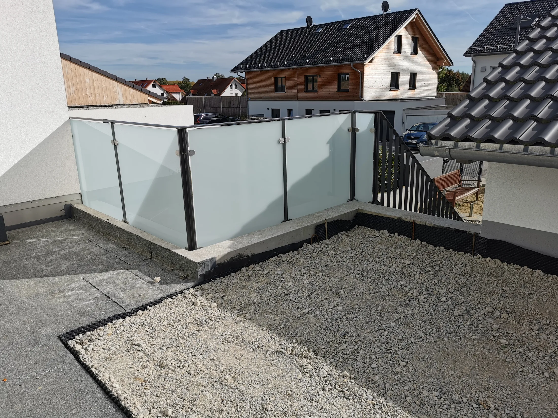Außentreppe mit Flachstahl Rahmen Geländer Milch Glas Füllung Bild 3