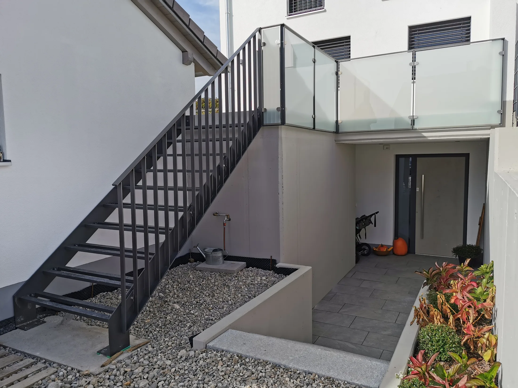 Außentreppe mit Flachstahl Rahmen Geländer Milch Glas Füllung – Treppen Referenz