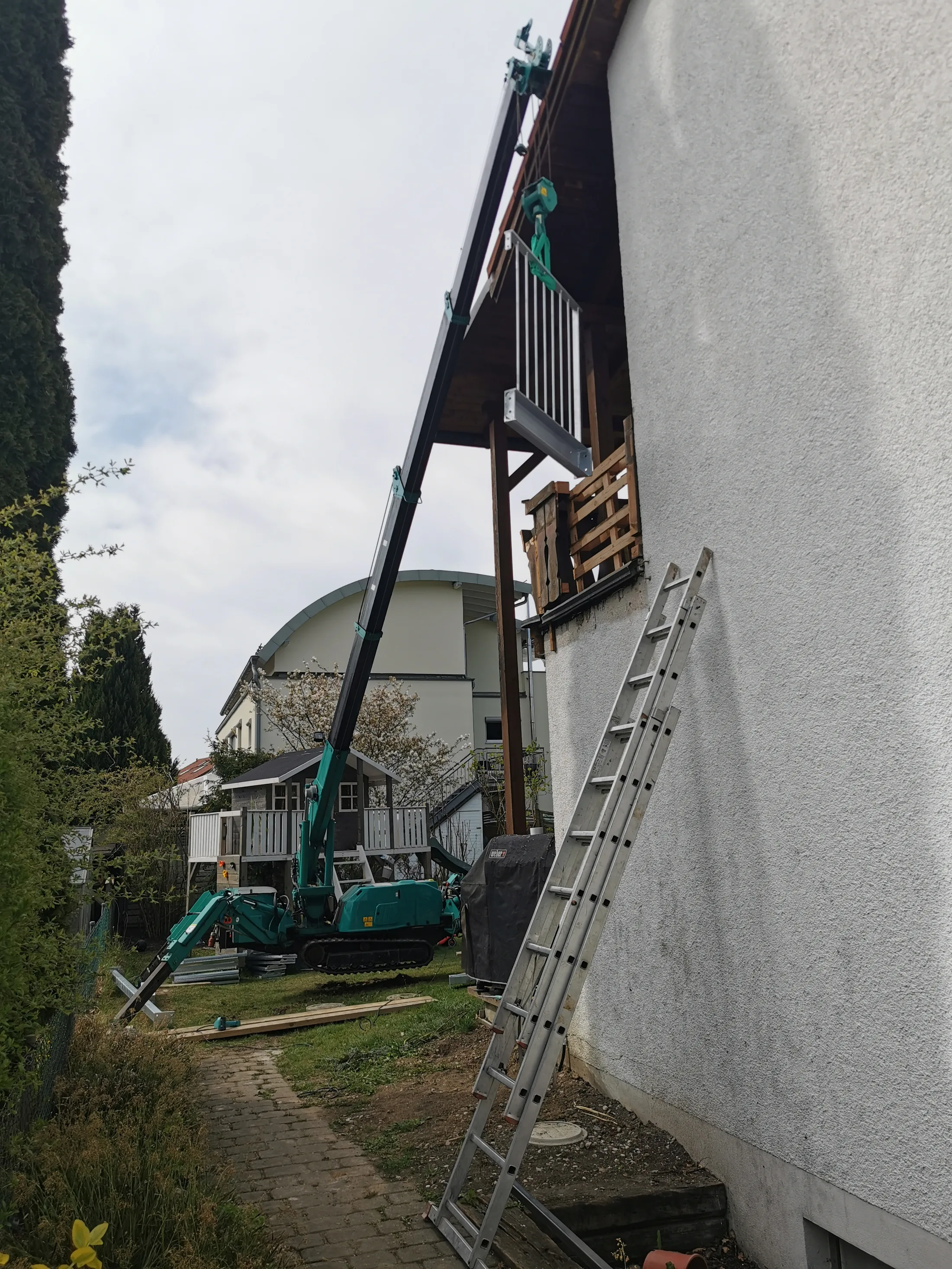 Montage Außentreppe zum Garten mit unseren Kran Bild 2