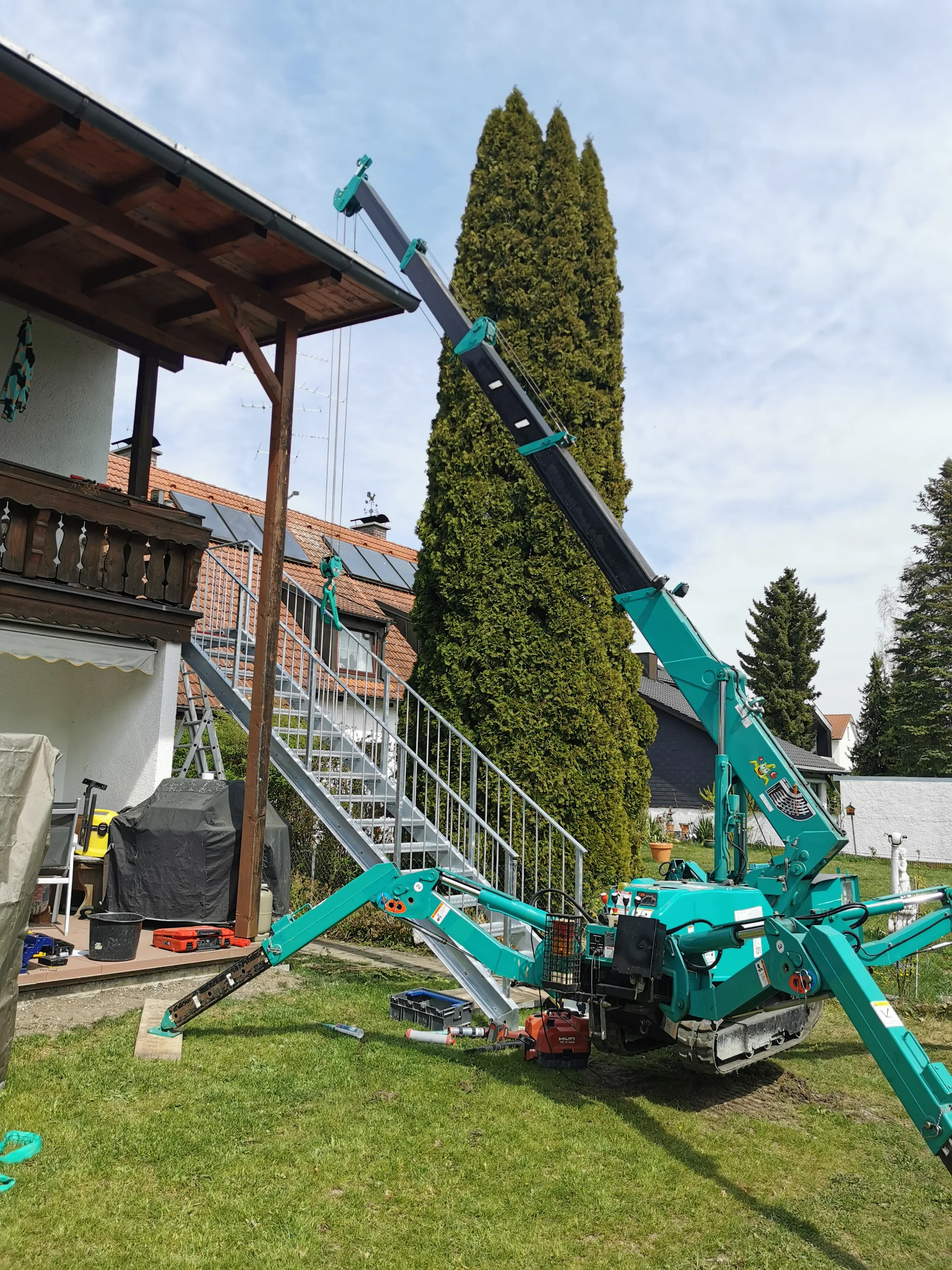 Montage Außentreppe zum Garten mit unseren Kran Bild 3