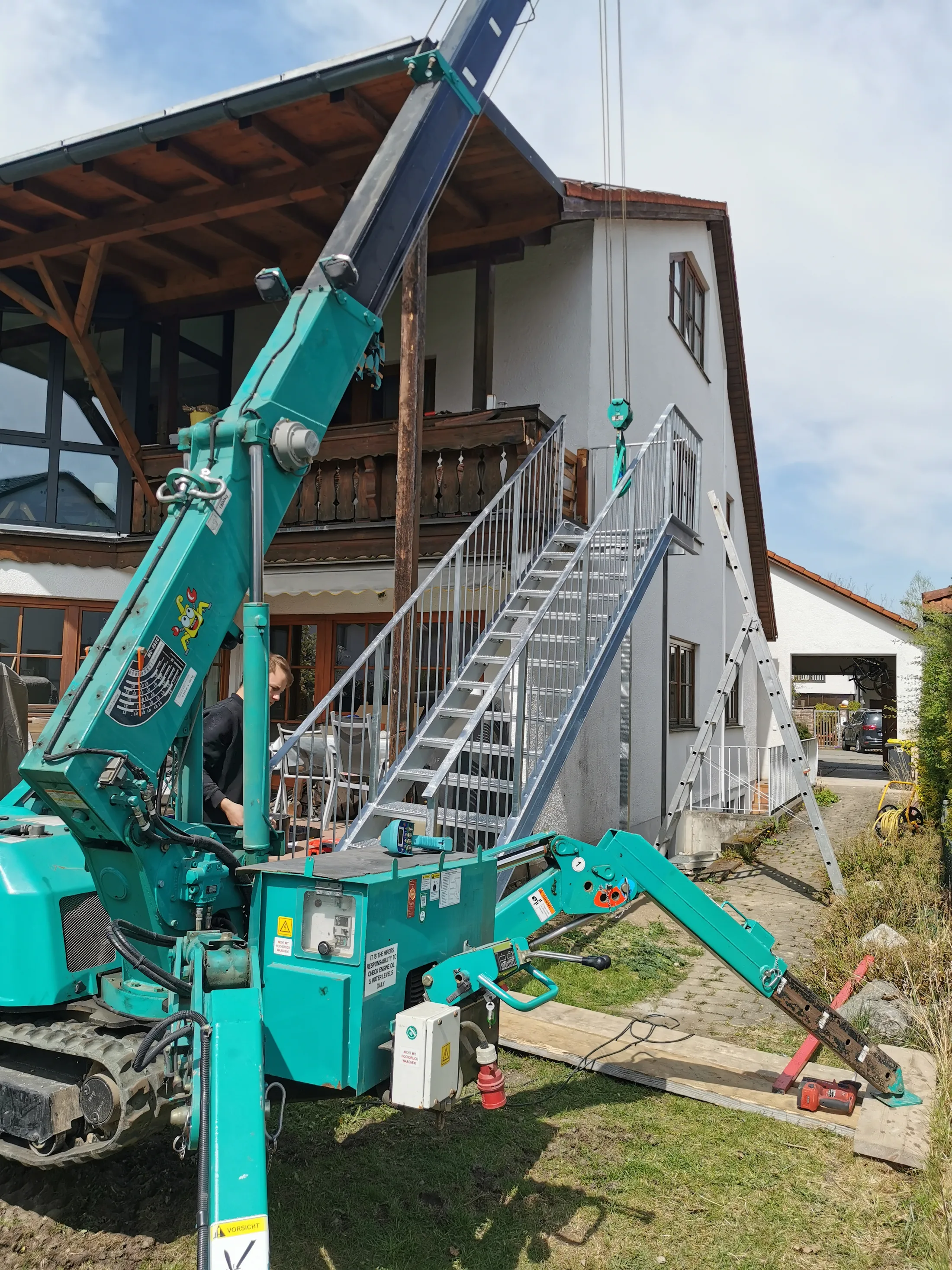 Montage Außentreppe zum Garten mit unseren Kran – Treppen Referenz