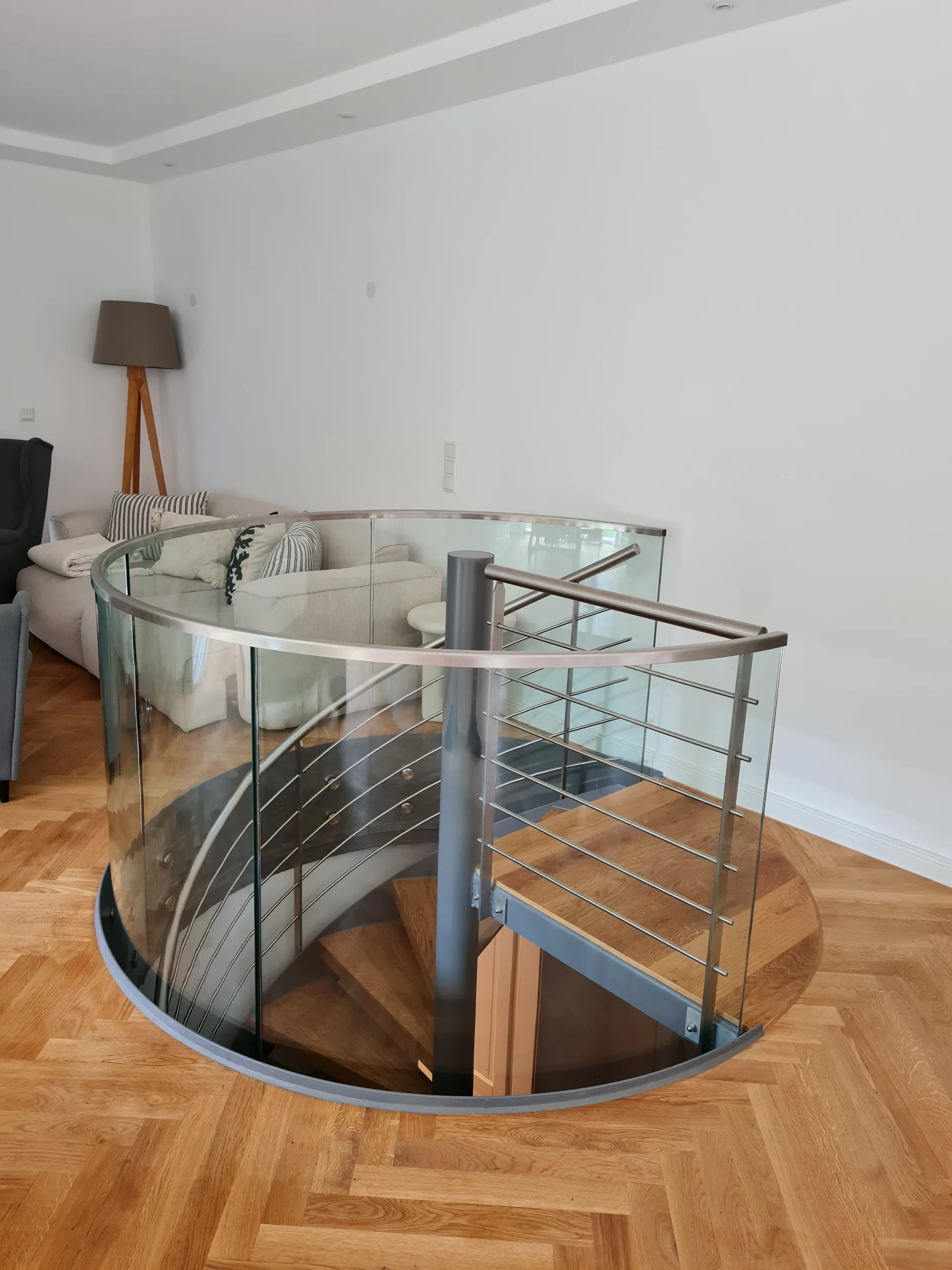 Spindeltreppe exklusiv Glas Geländer gebogen Eiche Stufen Bild 2